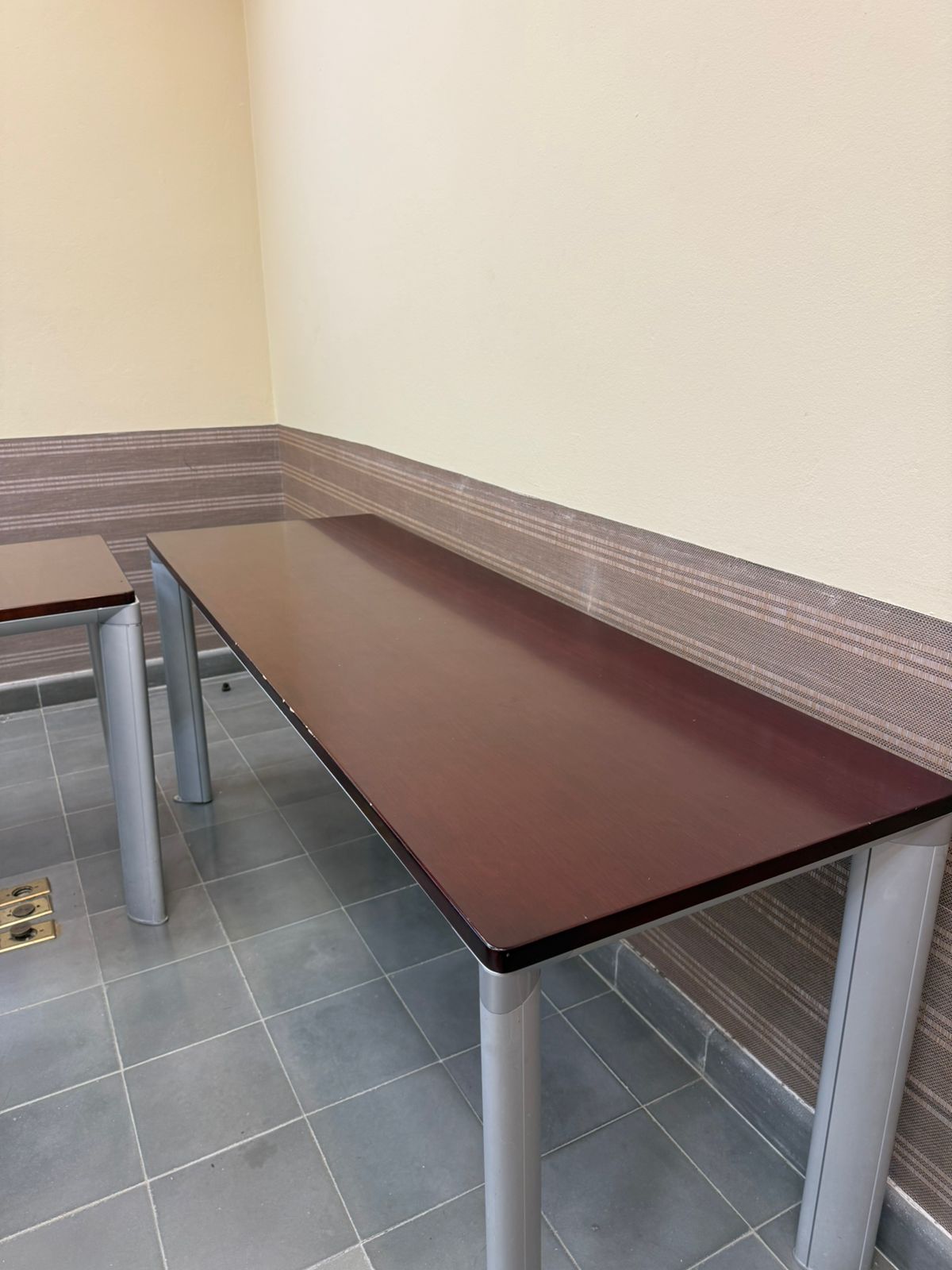 articulos de oficina - Escritorio en madera prensada, con módulo de gaveta y Credenza 2