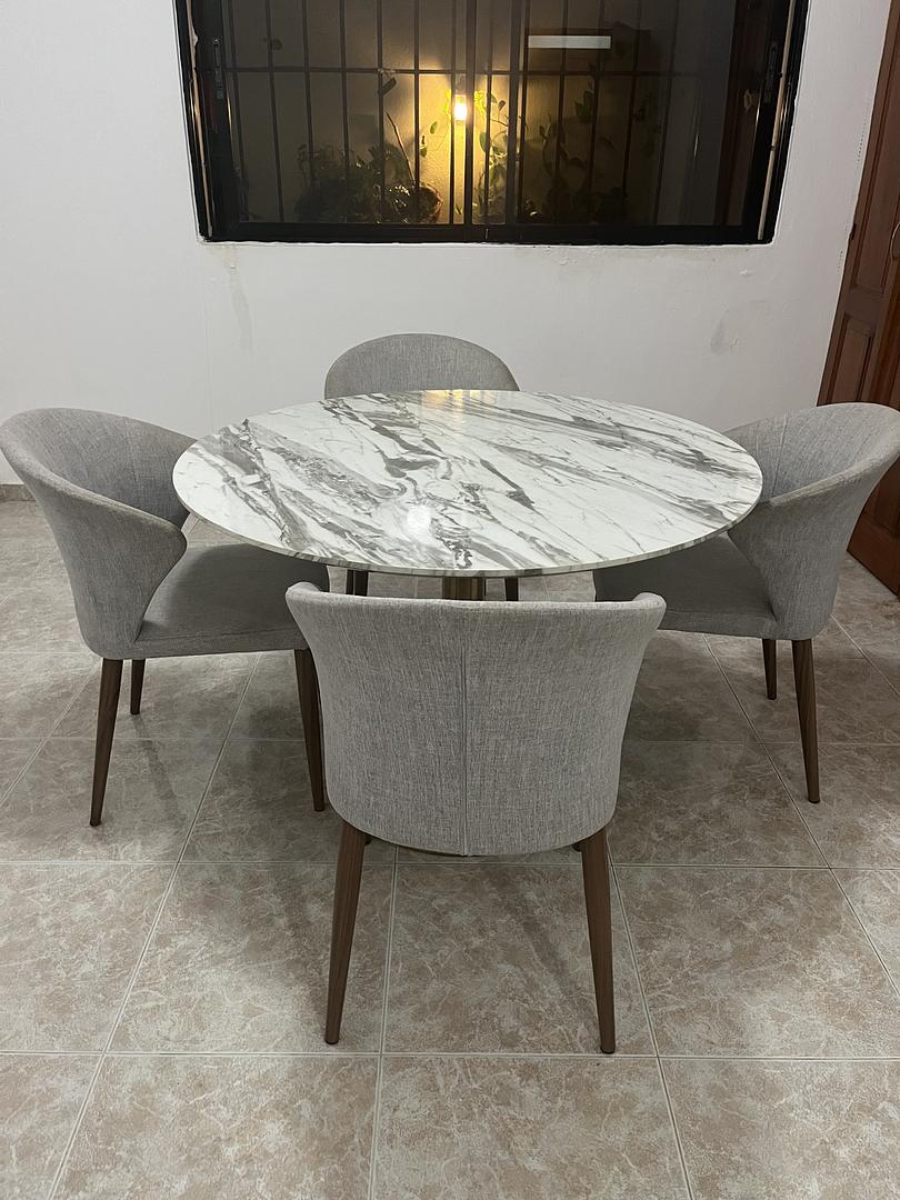 decoración y accesorios - Mesa de Comedor Moderno, tonos mármol base bronce Redonda 44”x29”
