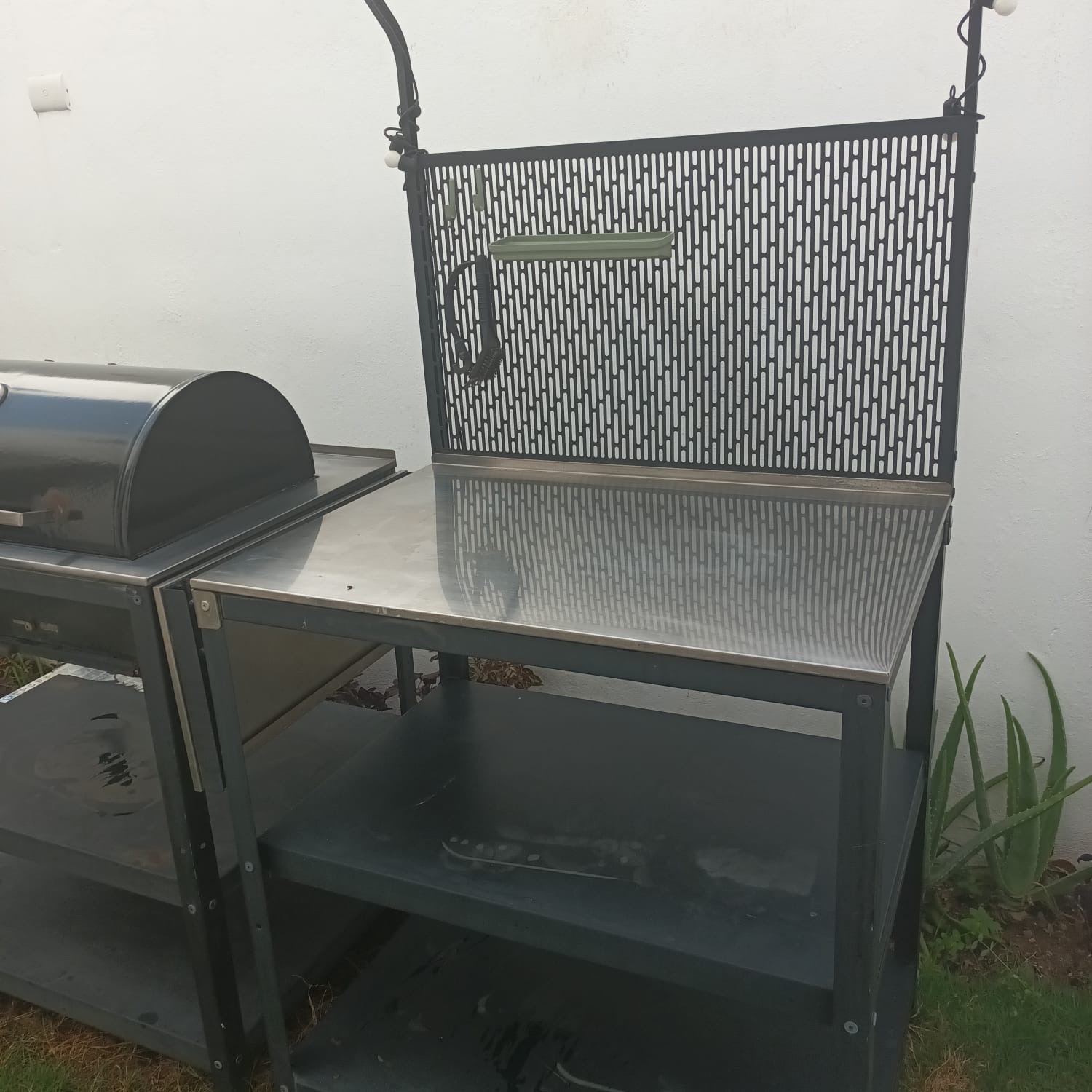 electrodomesticos - Parrillera a carbón con mesa de trabajo en acero inoxidable  1