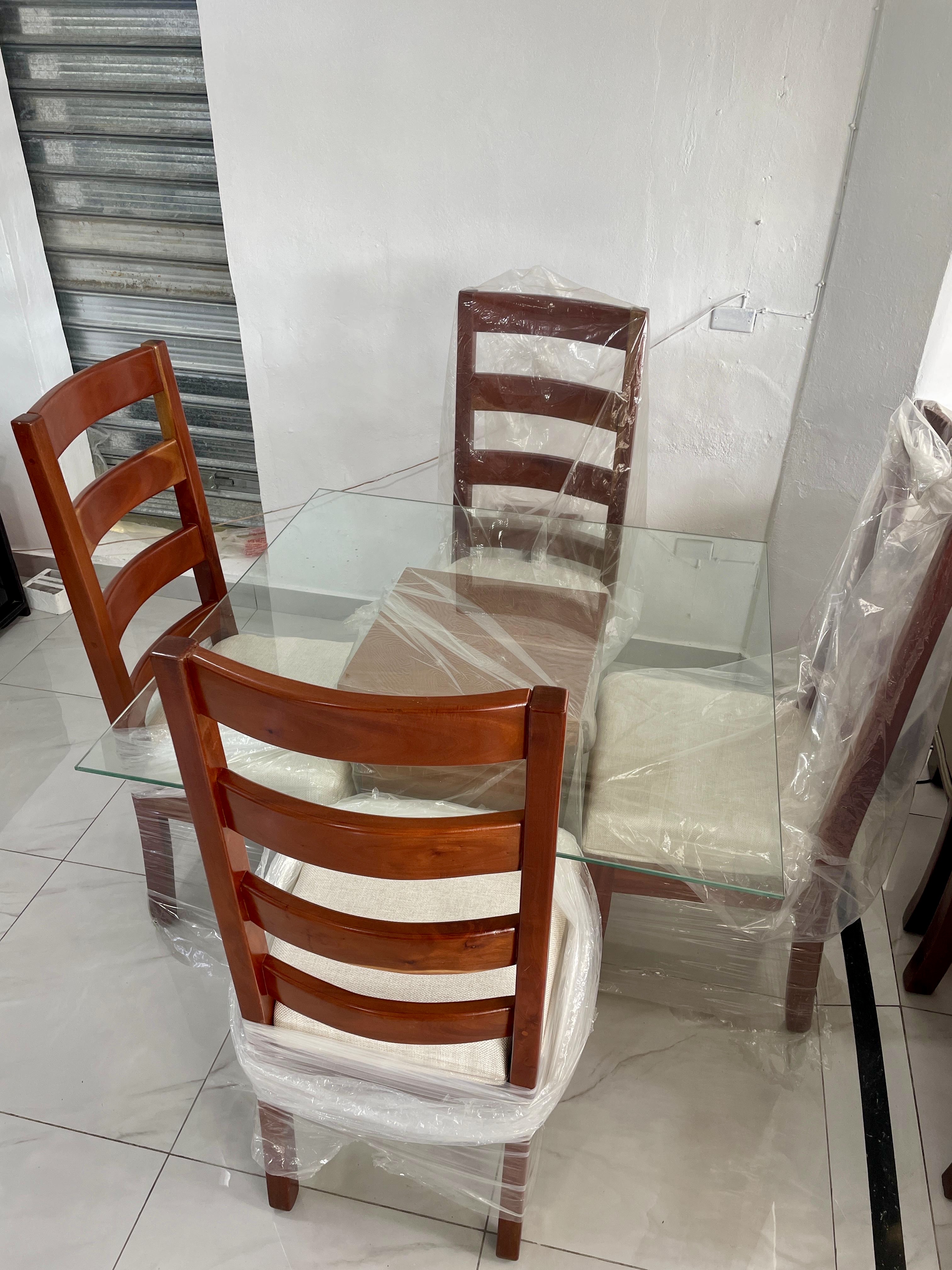 muebles y colchones - Comedor en caoba 
4 sillas 
Tope en Cristal  3