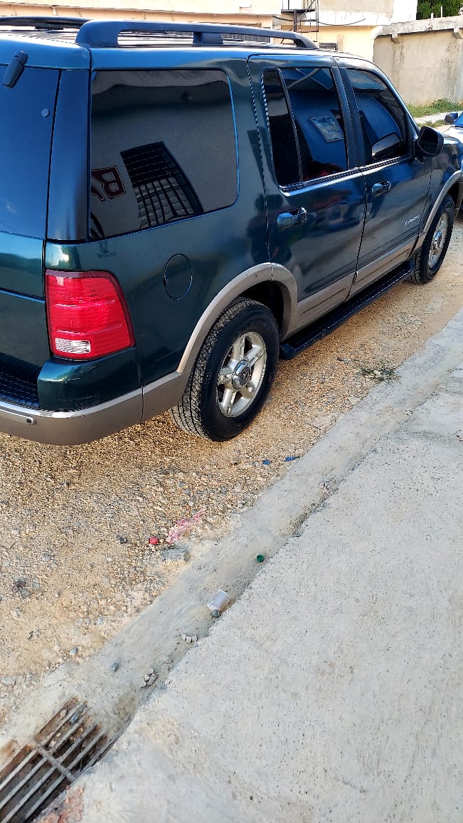 jeepetas y camionetas -  en buen estado gas y gasolina y aire 4x4 nitina interior excelente ven a verla  2