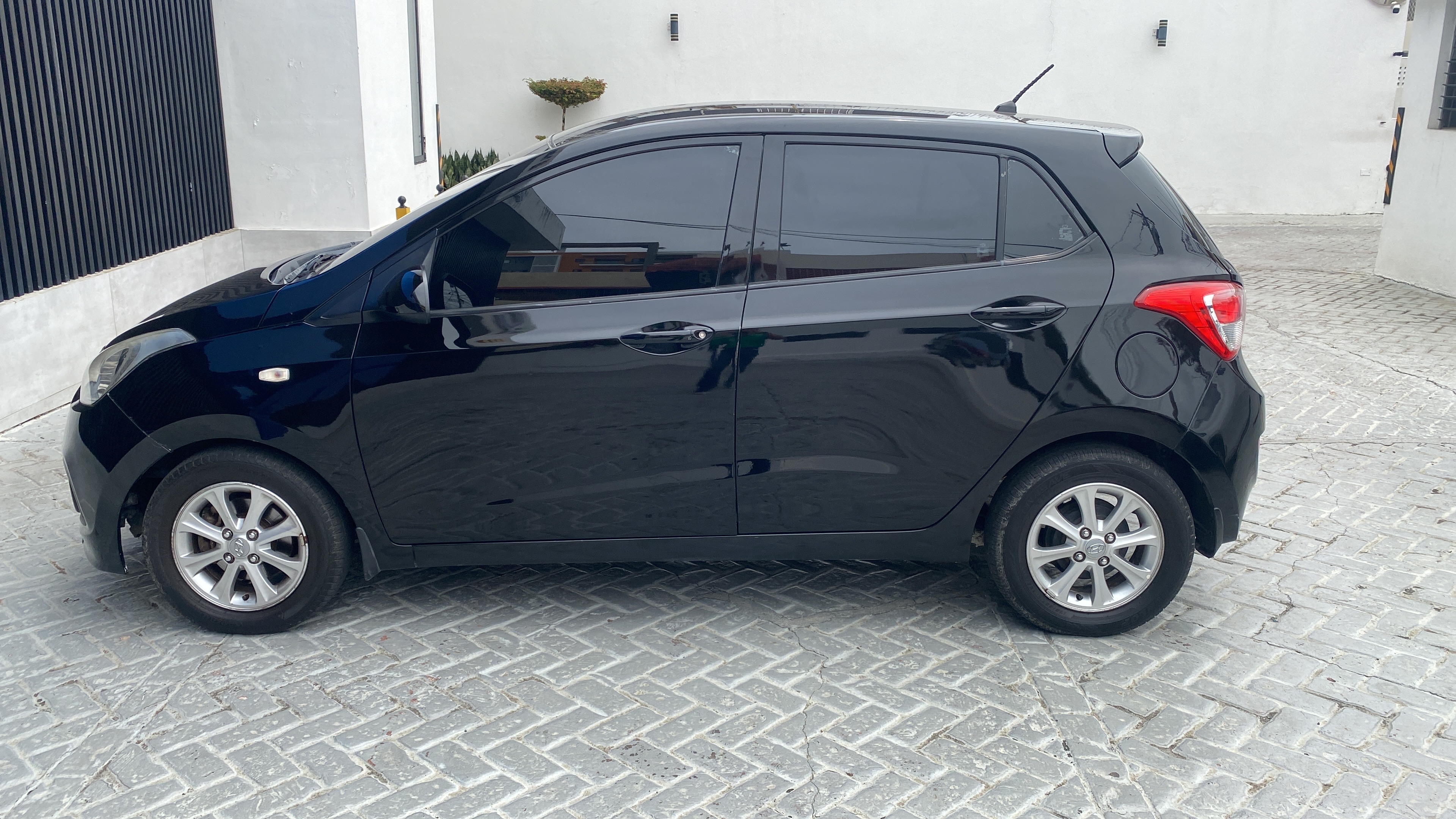 carros - Hiunday i10 muy buenas condiciones 2