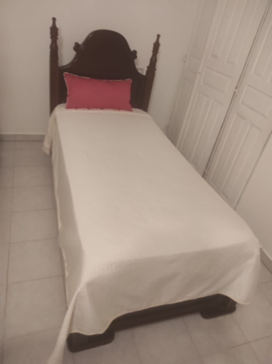 muebles y colchones - 2 camas size twin en Caoba  1