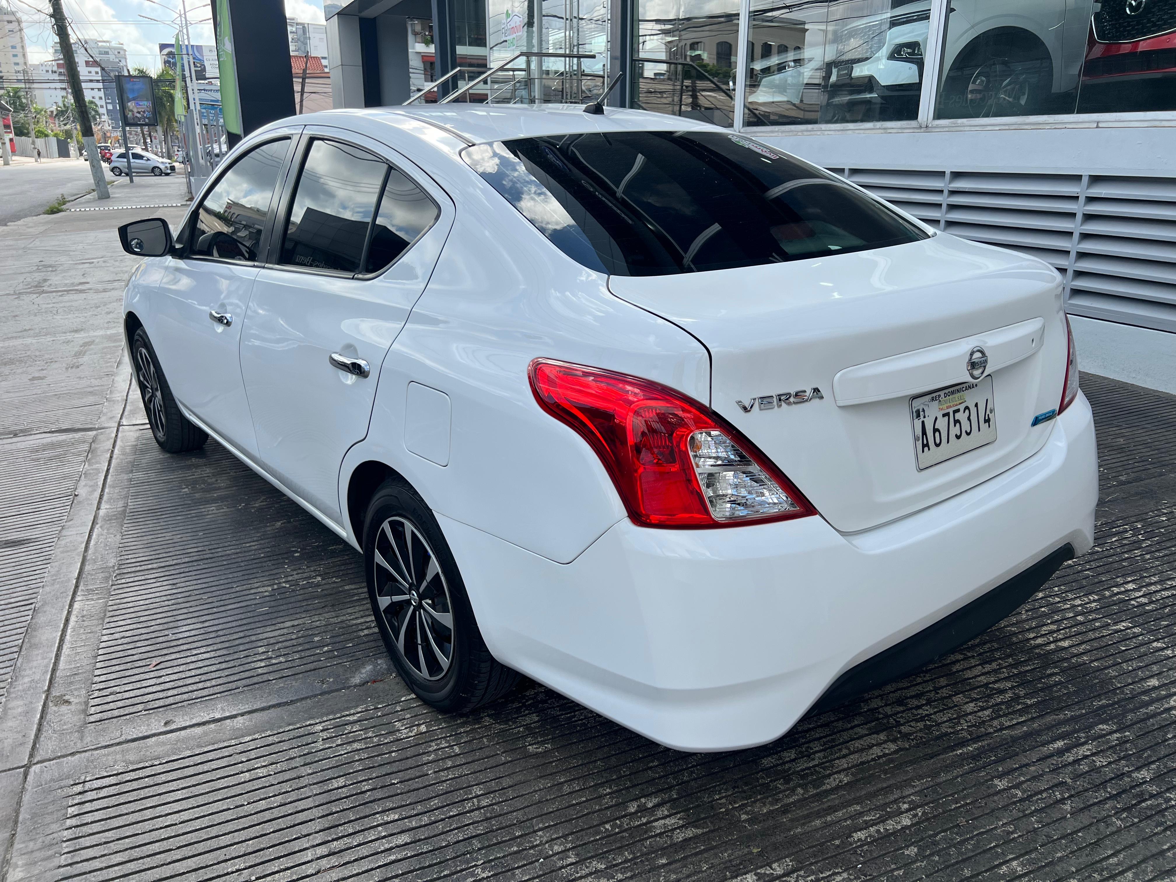 carros - Nissan versa  5