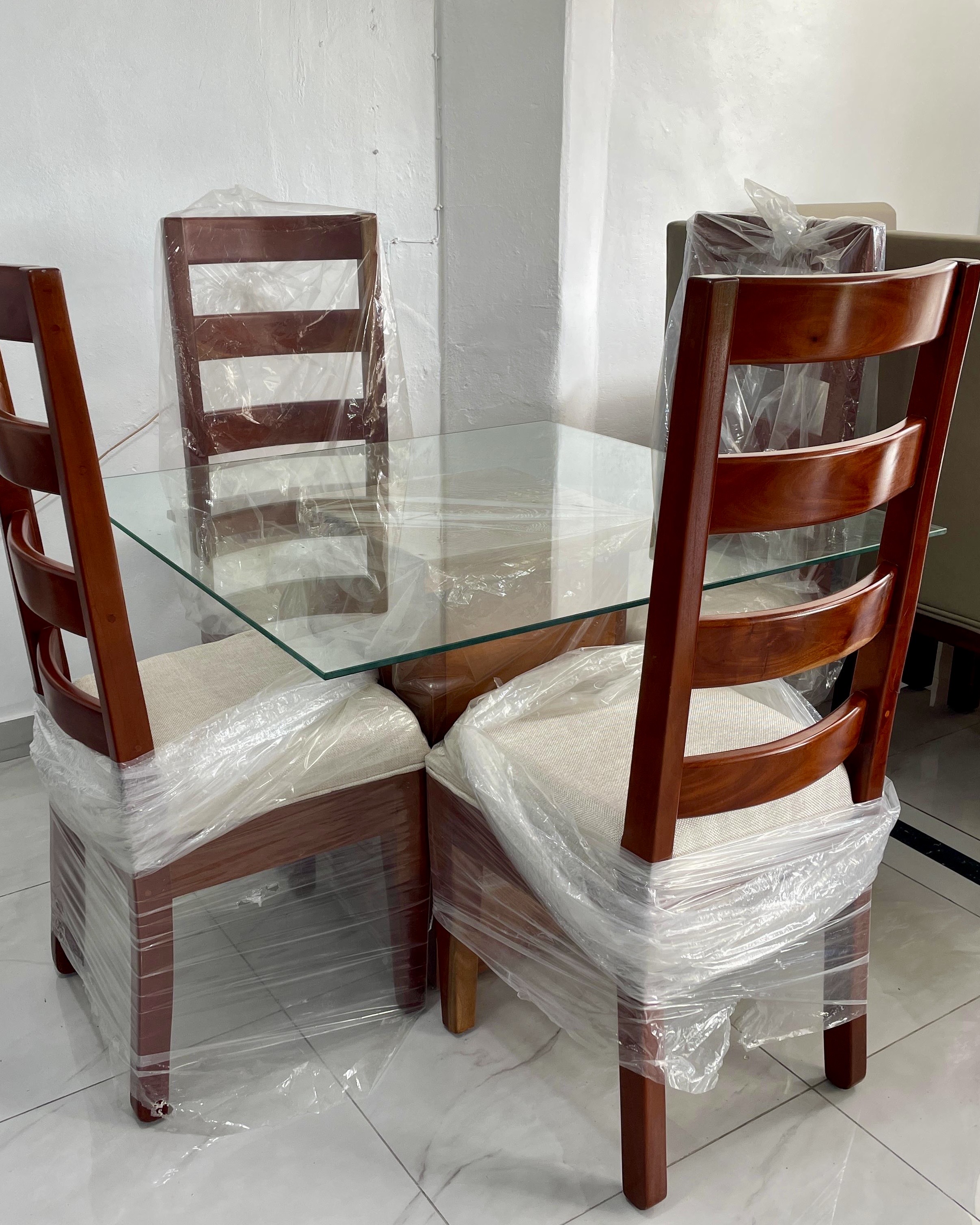 muebles y colchones - Comedor en caoba 
4 sillas 
Tope en Cristal  0