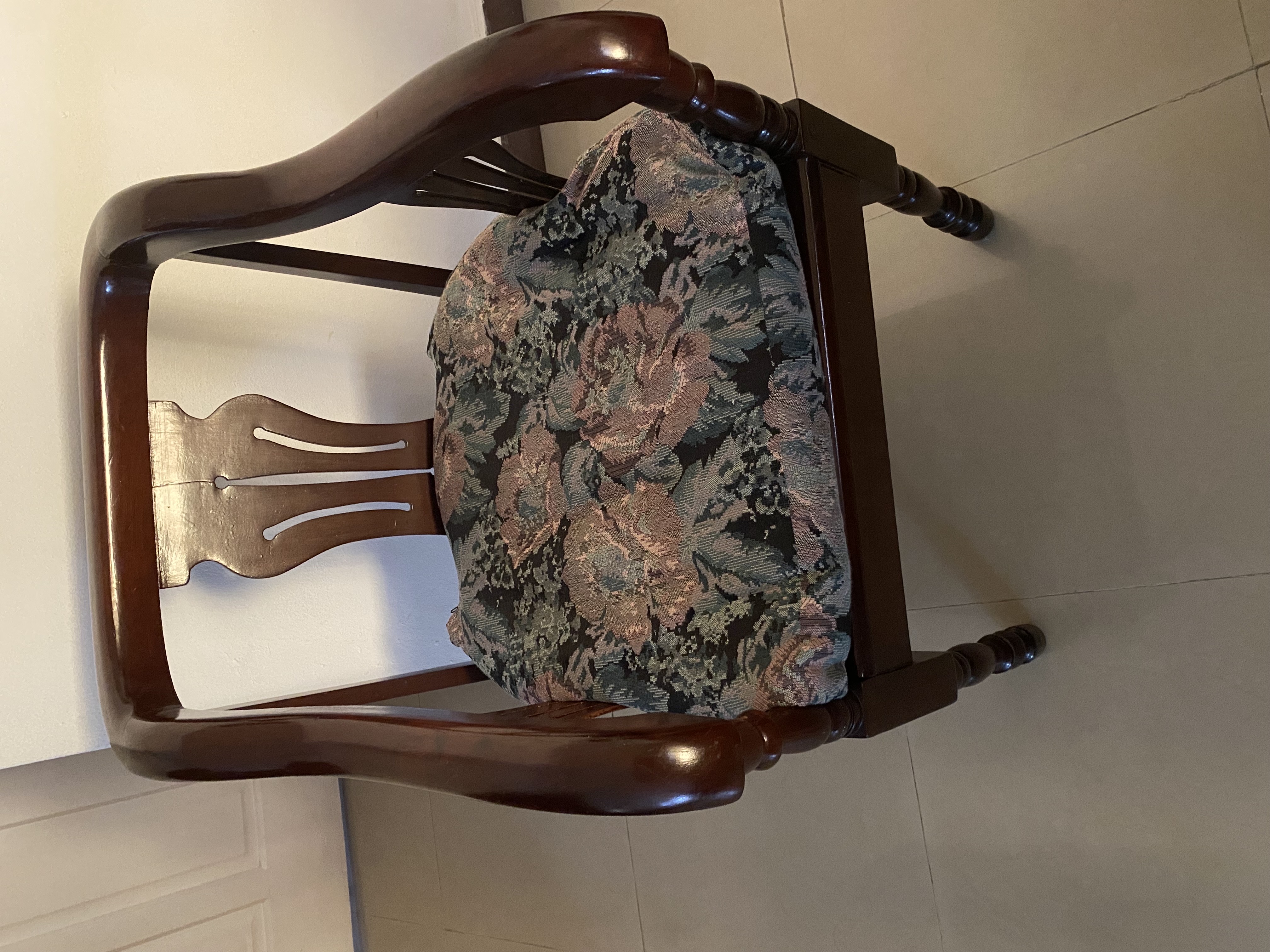 muebles y colchones - Silla de Caoba Centenaria Comodisima en excelentes condiciones 2