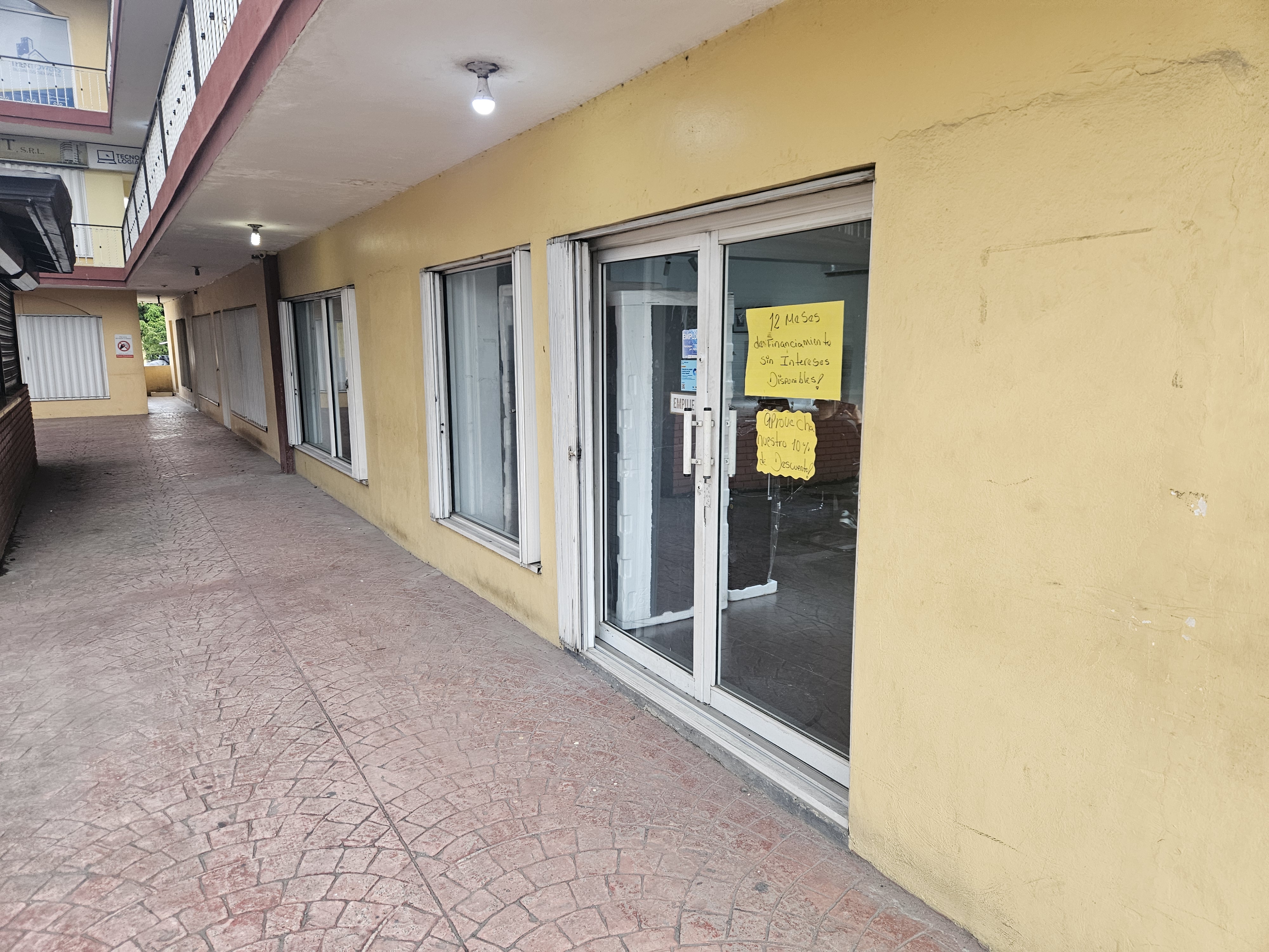 oficinas y locales comerciales - Local comercial en la misma Ave. Jacobo Majluta 3