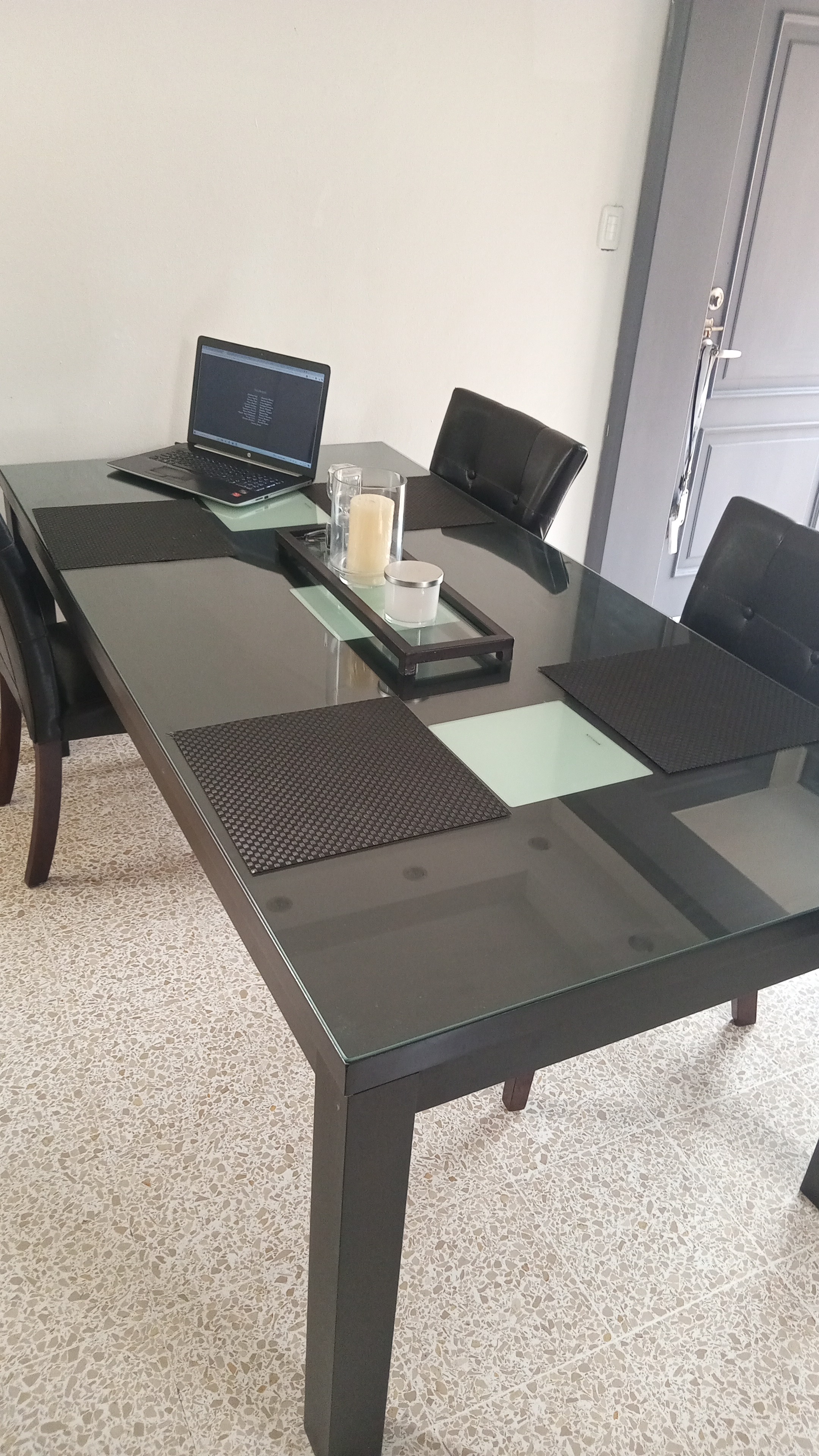 muebles y colchones - Mesa con tope de vidrio en venta 0