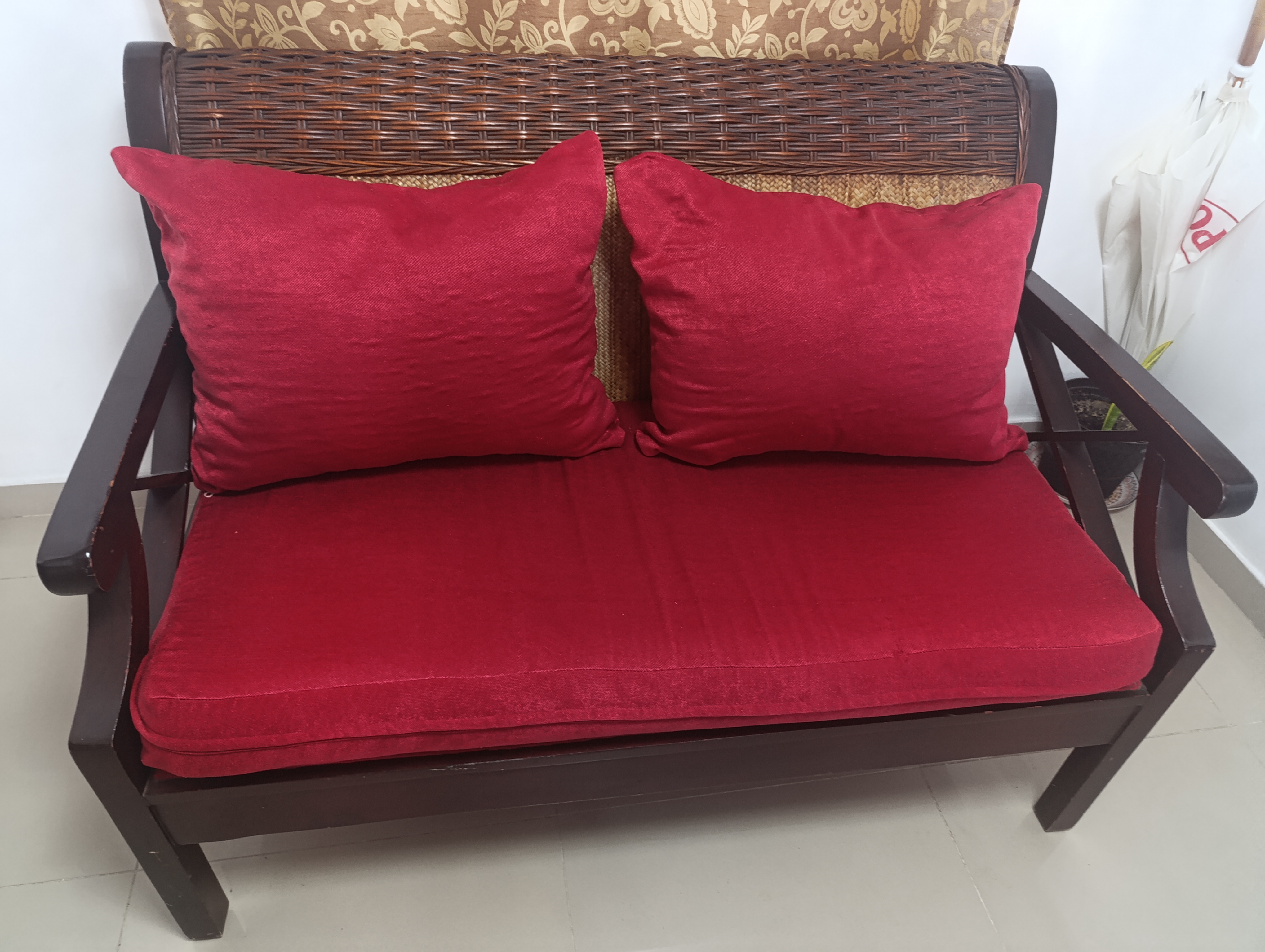 muebles y colchones - Mueble de roble con cojines rojos 