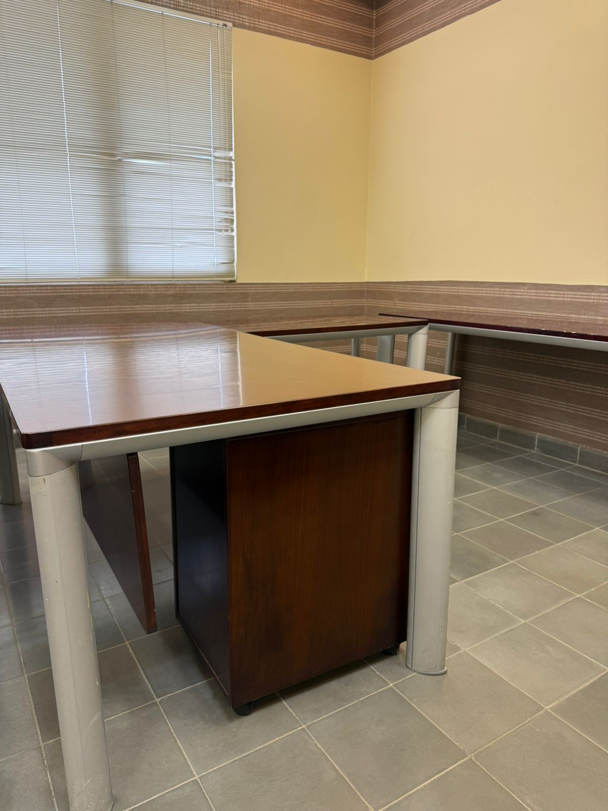 articulos de oficina - Escritorio en madera prensada, con módulo de gaveta y Credenza 3