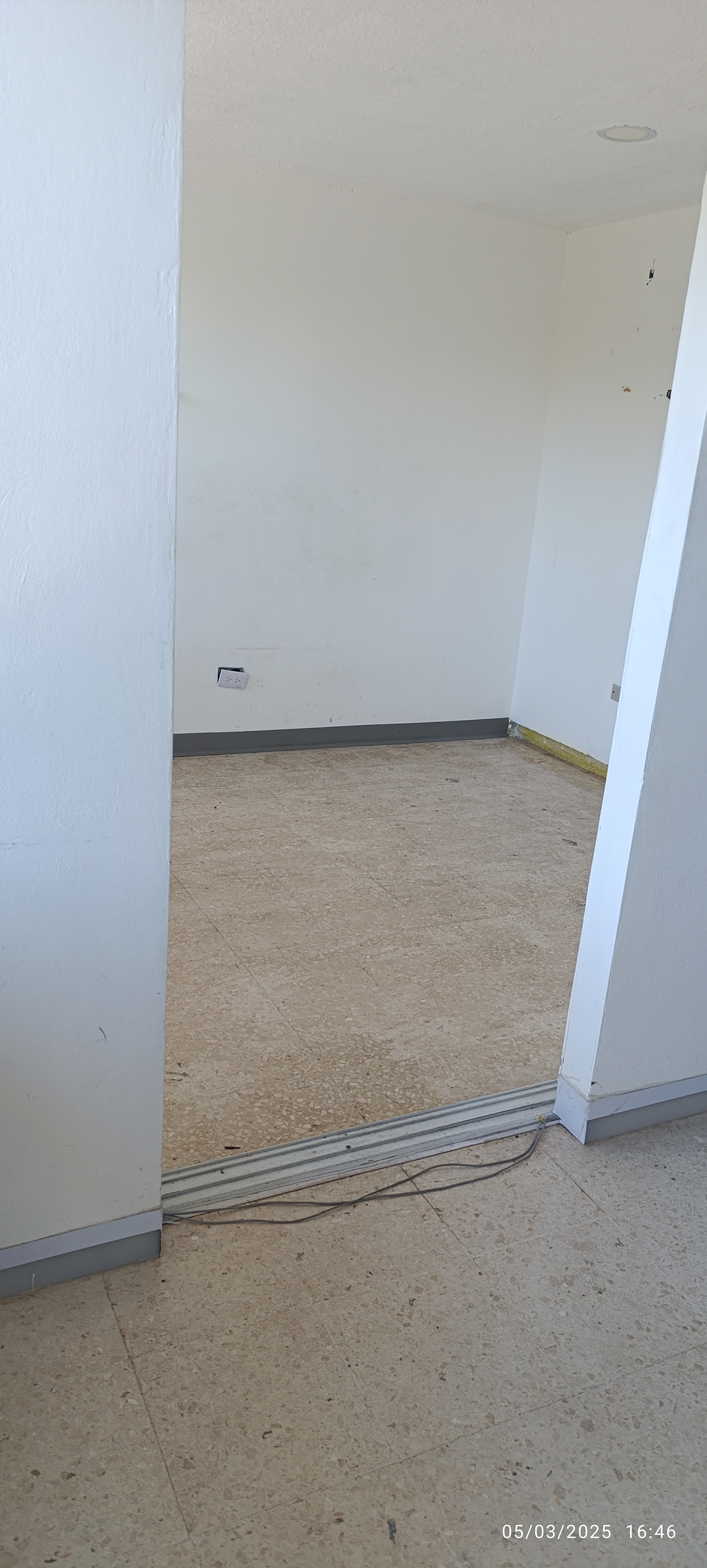 apartamentos - Plaza comercial excelente para Oficina o negocio, varios parqueos, 130 mts . 3