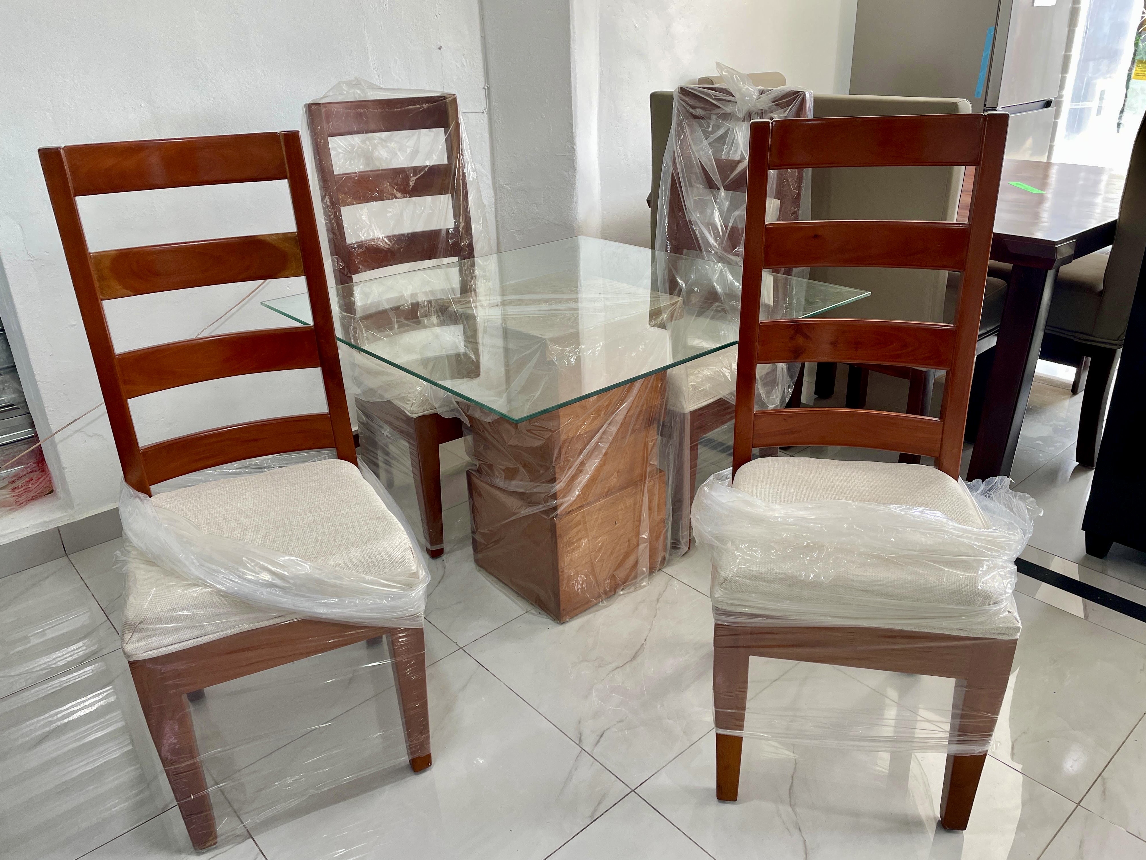 muebles y colchones - Comedor en caoba 
4 sillas 
Tope en Cristal  1