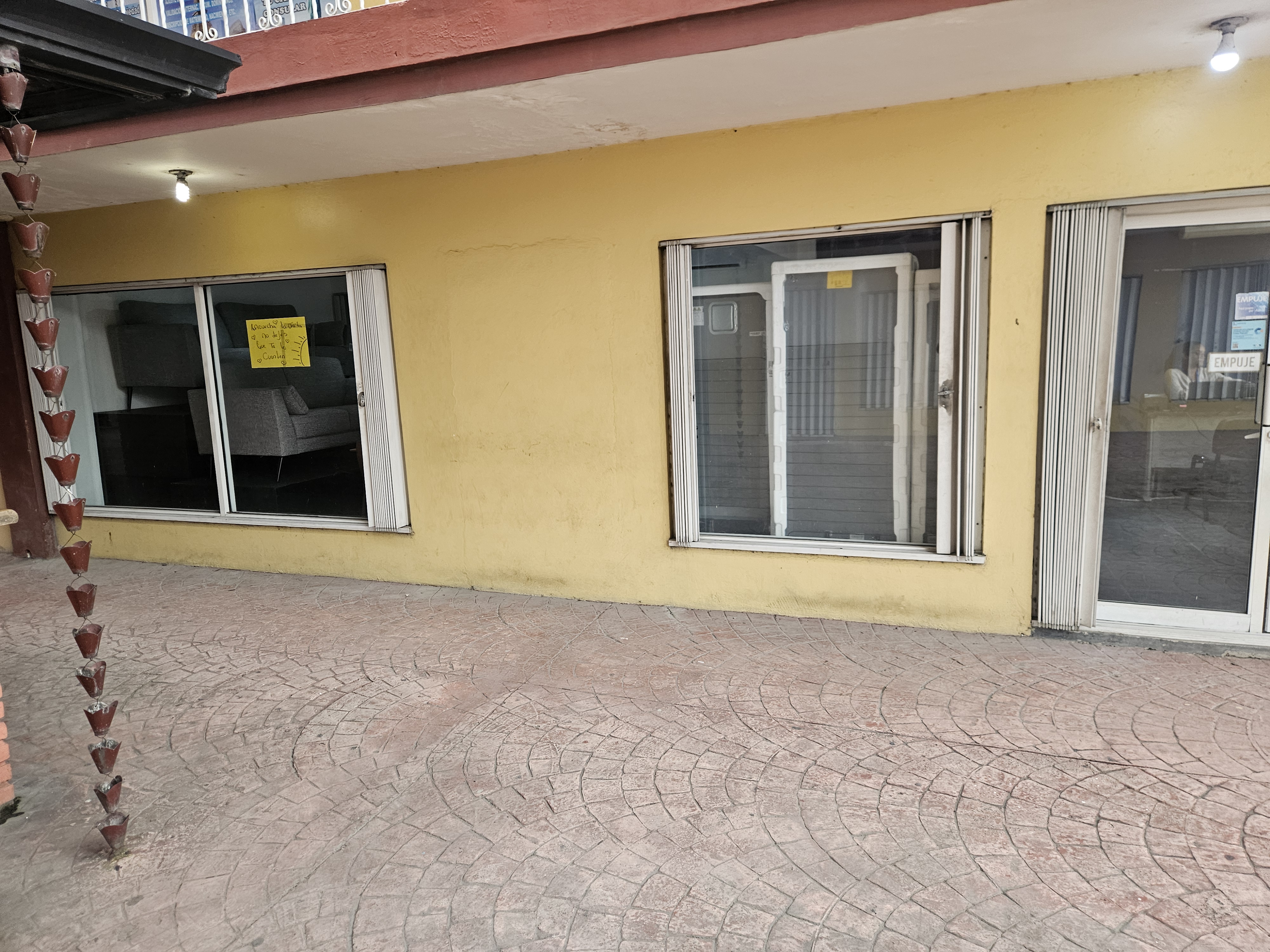 oficinas y locales comerciales - Local comercial en la misma Ave. Jacobo Majluta 4