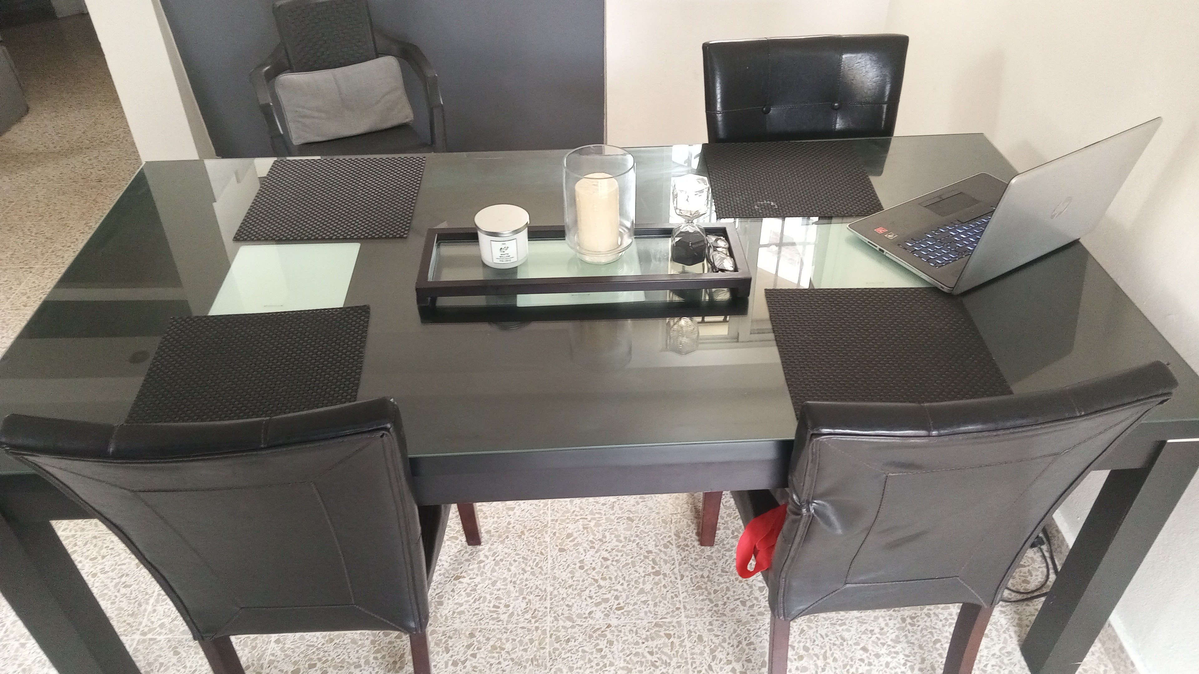 muebles y colchones - Mesa con tope de vidrio en venta 1