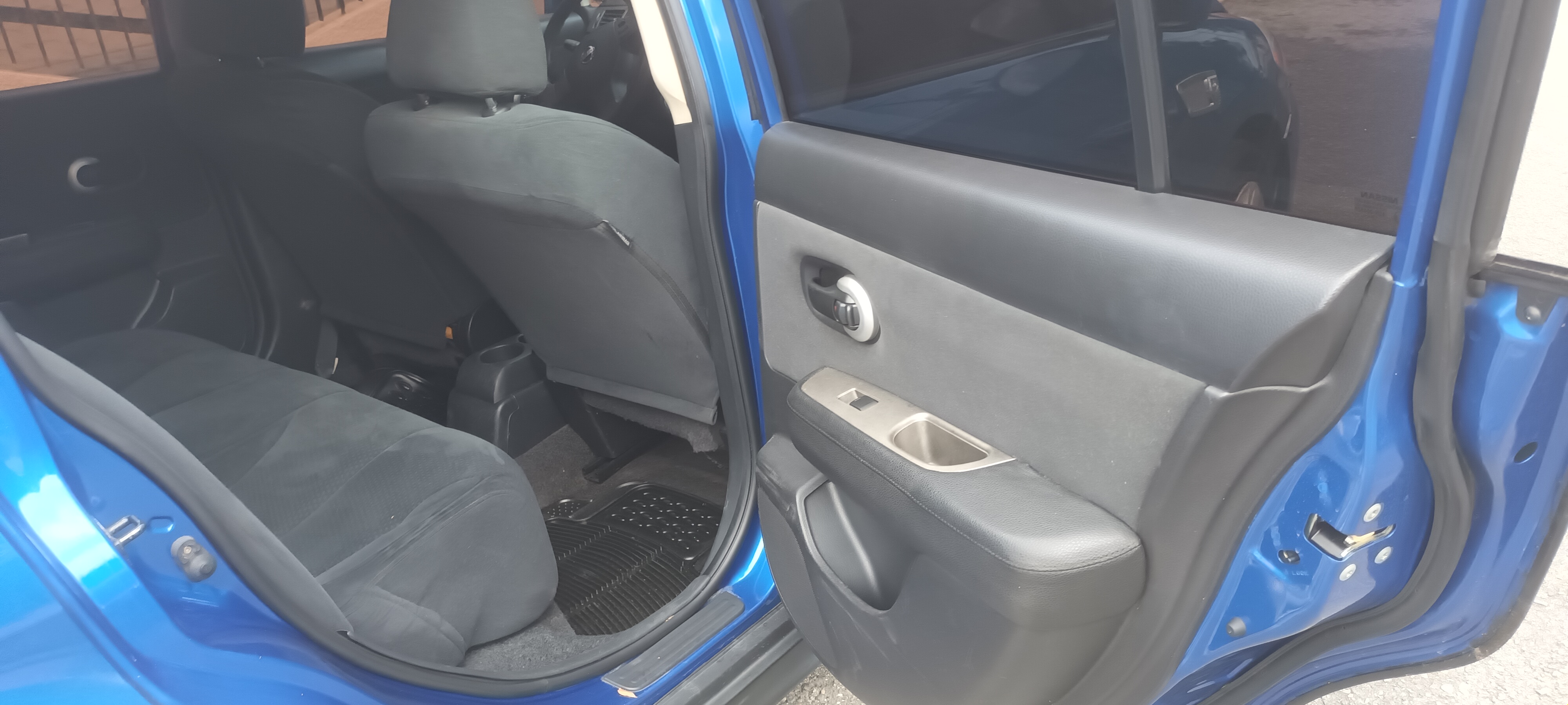 carros - Nissan Versa Americano 2010 3