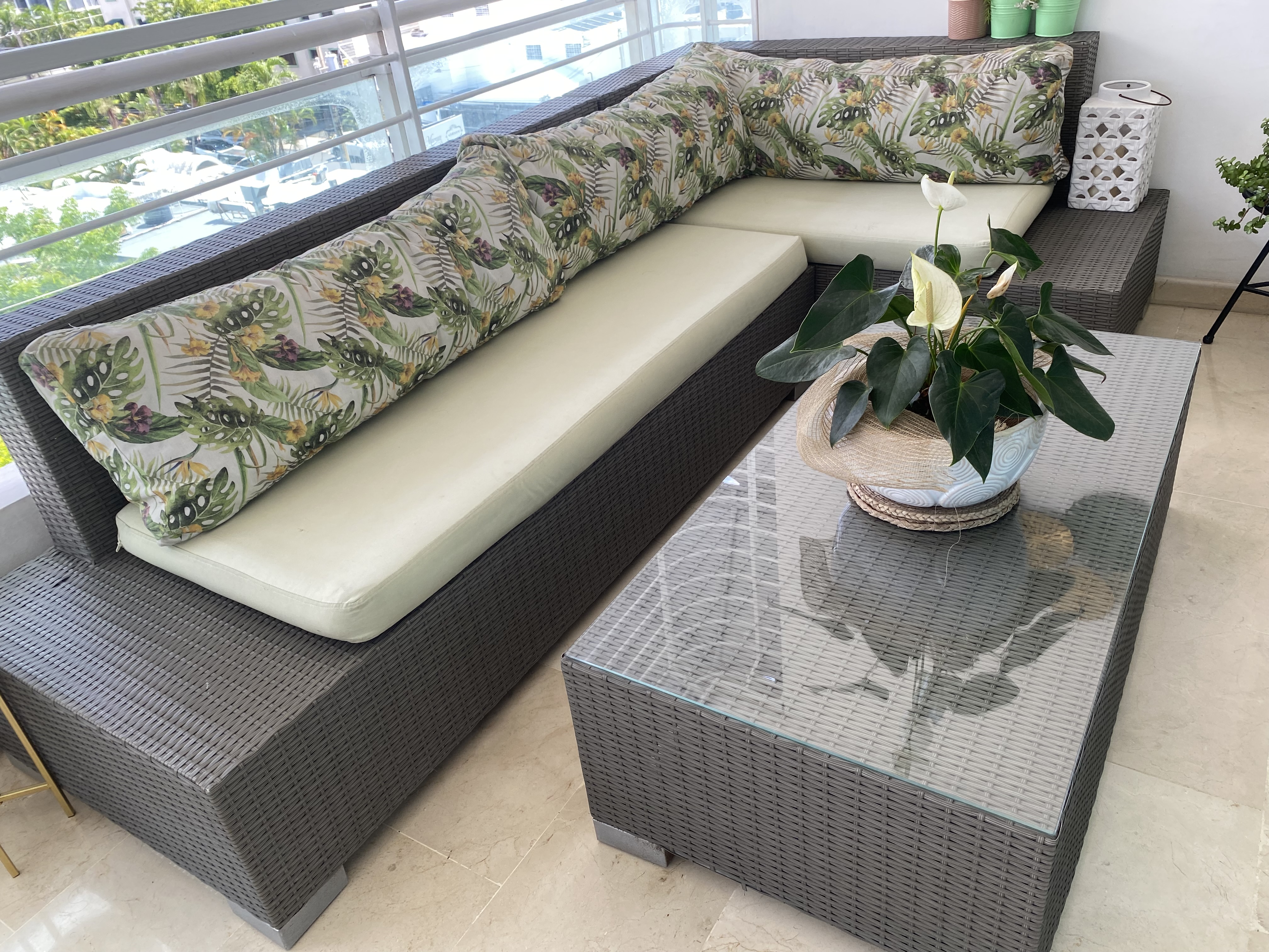 decoración y accesorios - Vendo Alfombra gris y juego de terraza rattan 1