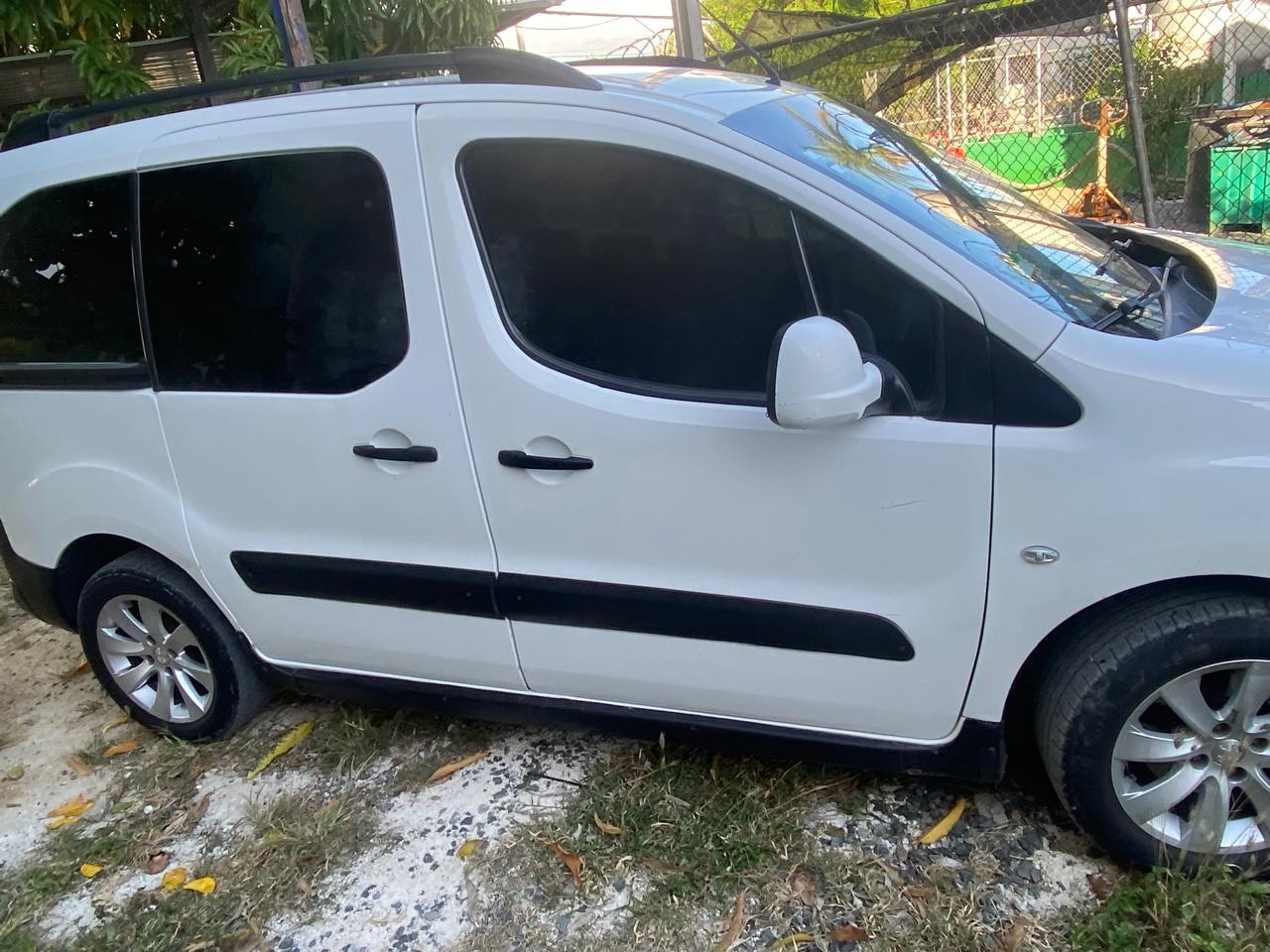 carros - PEUGEOT PARTNER TEPEE TURBO 2017 3