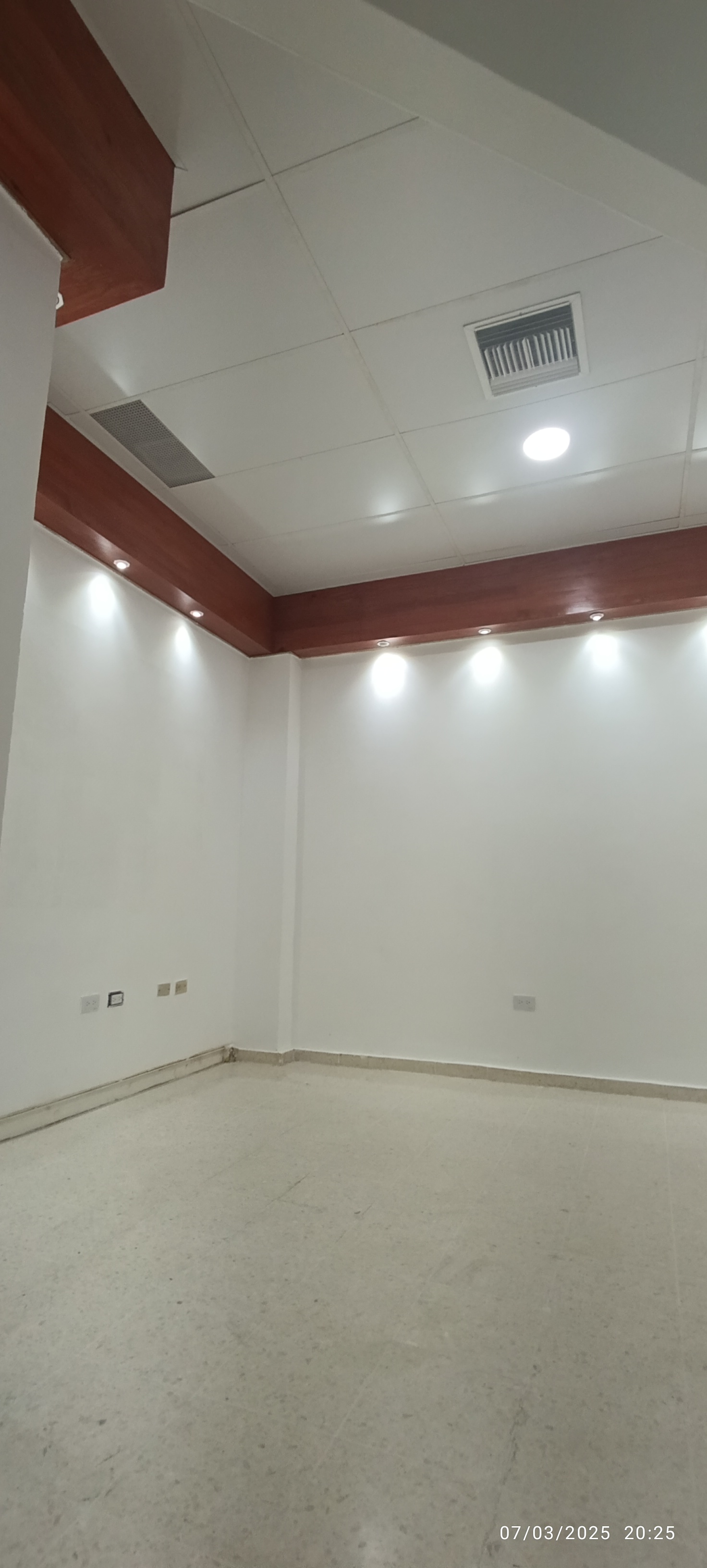 apartamentos - Plaza comercial excelente para Oficina o negocio, varios parqueos, 130 mts . 4