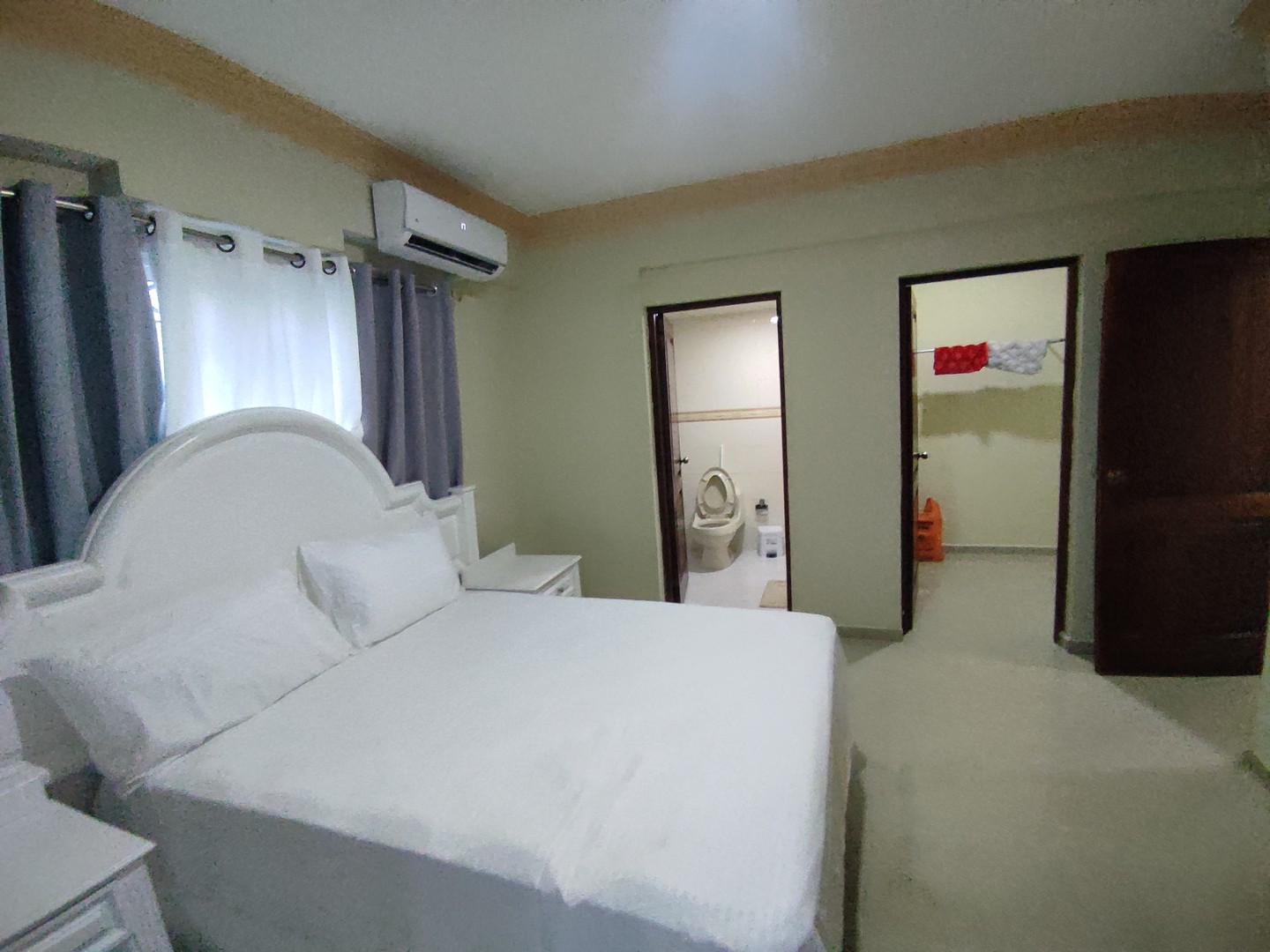 apartamentos - Se RENTA, Apartamento de (3) Habitaciones AMUEBLADO En Miramar Cerca del Malecón 5