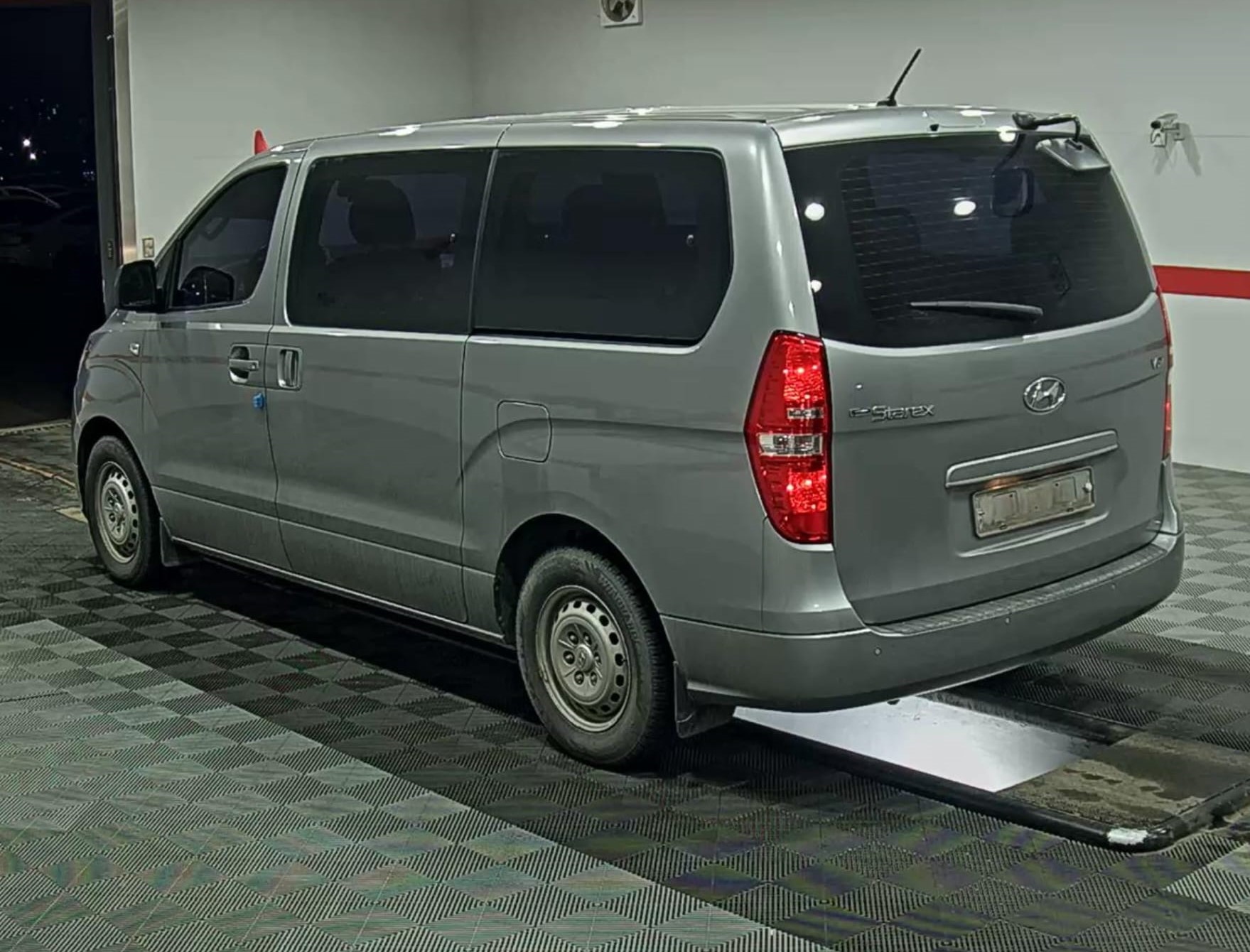 jeepetas y camionetas - HYUNDAI GRAND STAREX 2019 GRIS DIESEL 3