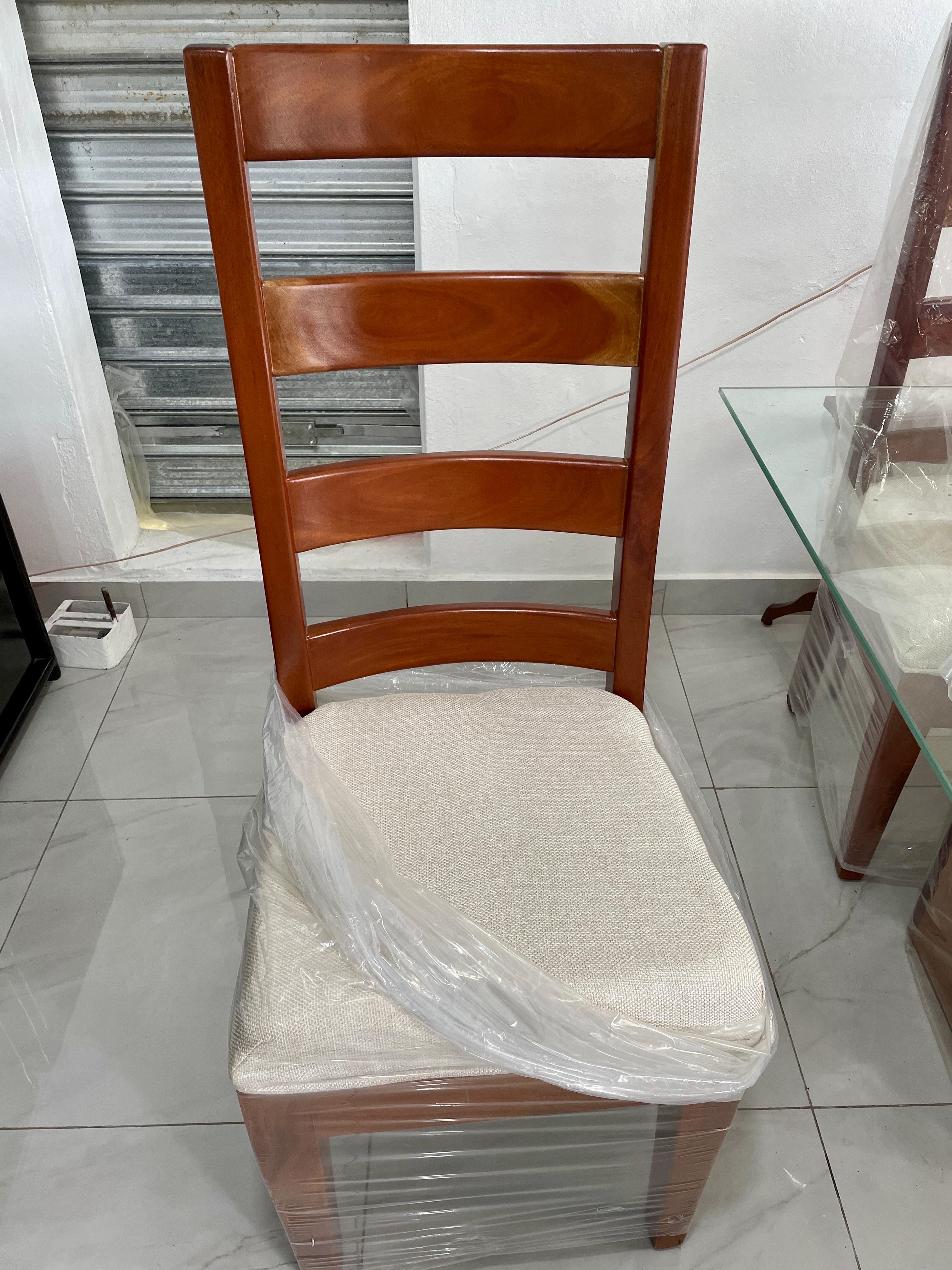 muebles y colchones - Comedor en caoba 
4 sillas 
Tope en Cristal  2