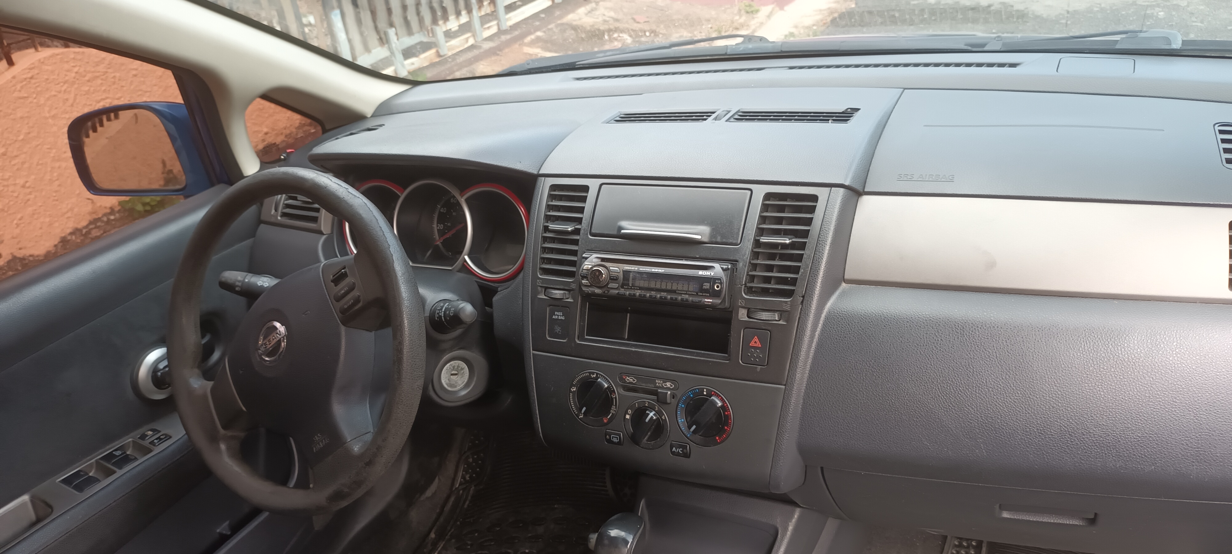 carros - Nissan Versa Americano 2010 4