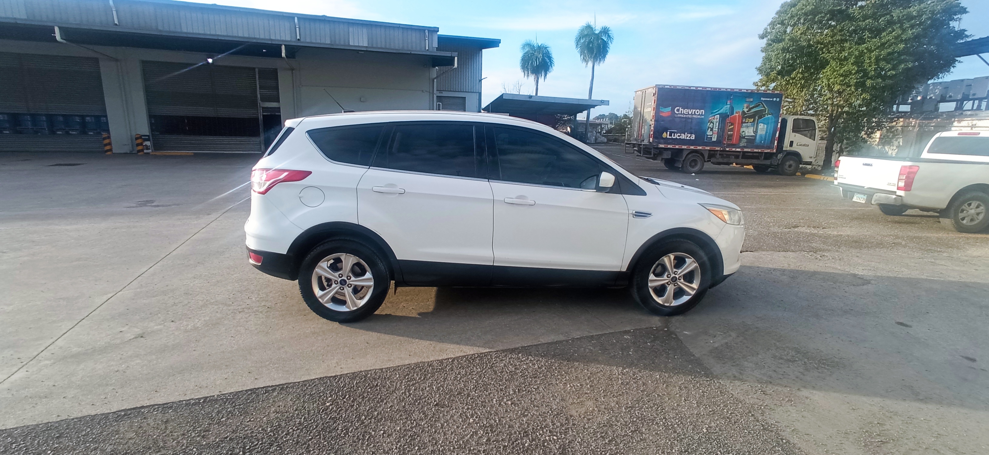 jeepetas y camionetas - Ford escape 2014. Muy buenas condiciones. 3