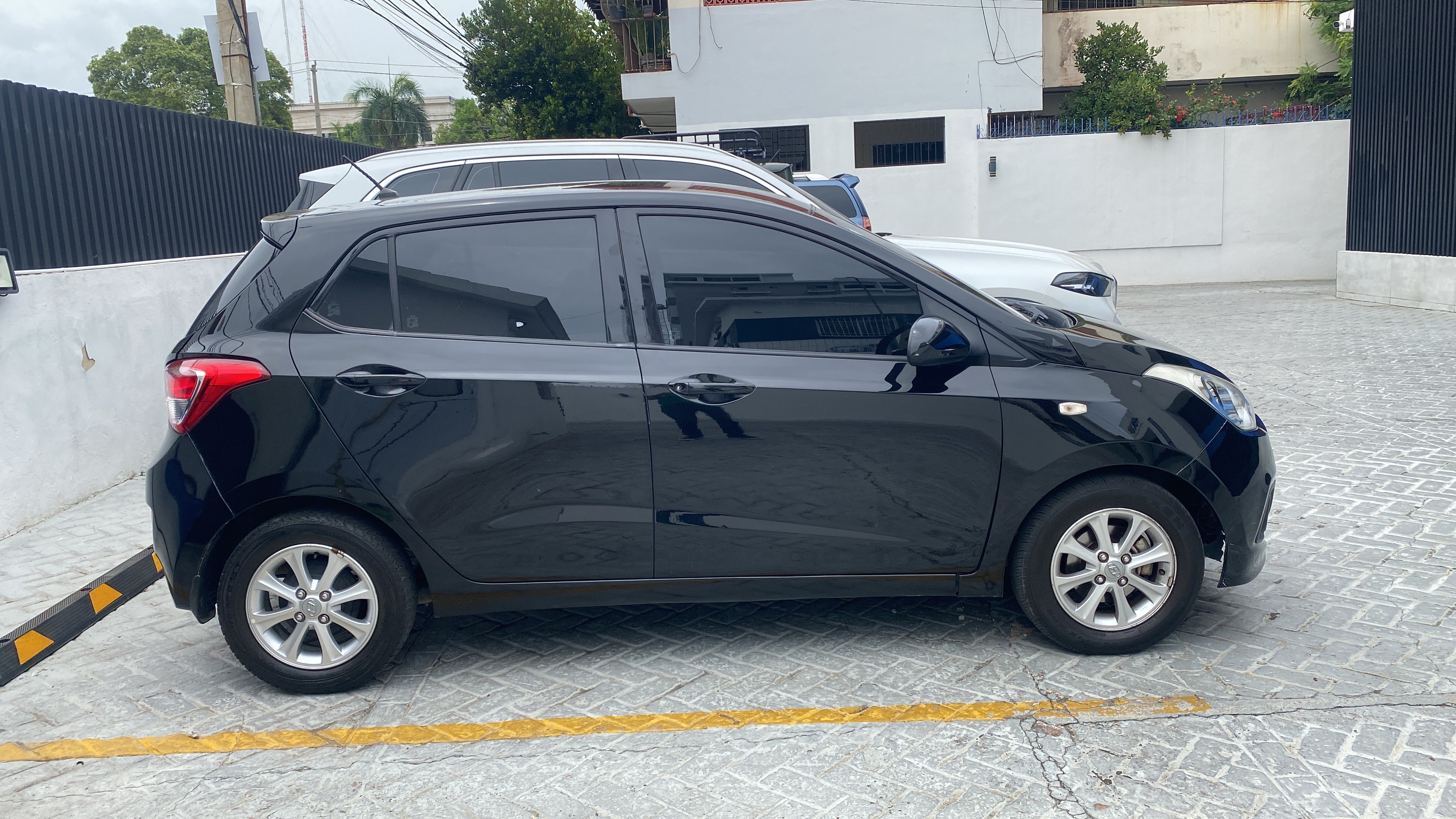 carros - Hiunday i10 muy buenas condiciones 1