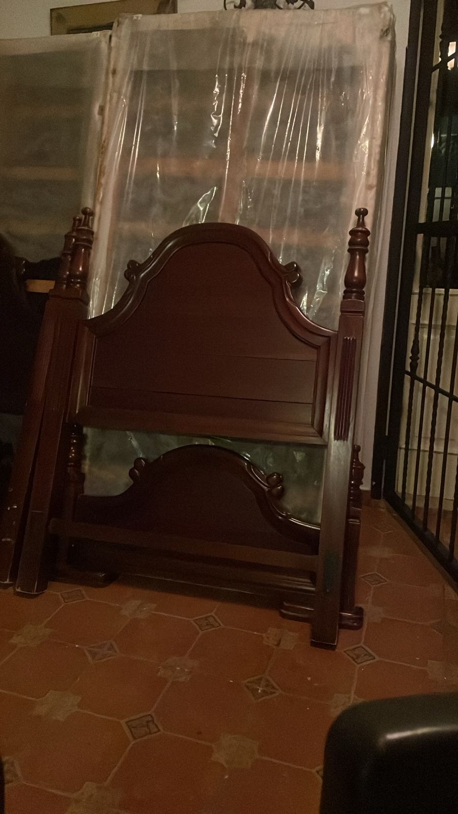muebles y colchones - 2 camas size twin en Caoba 