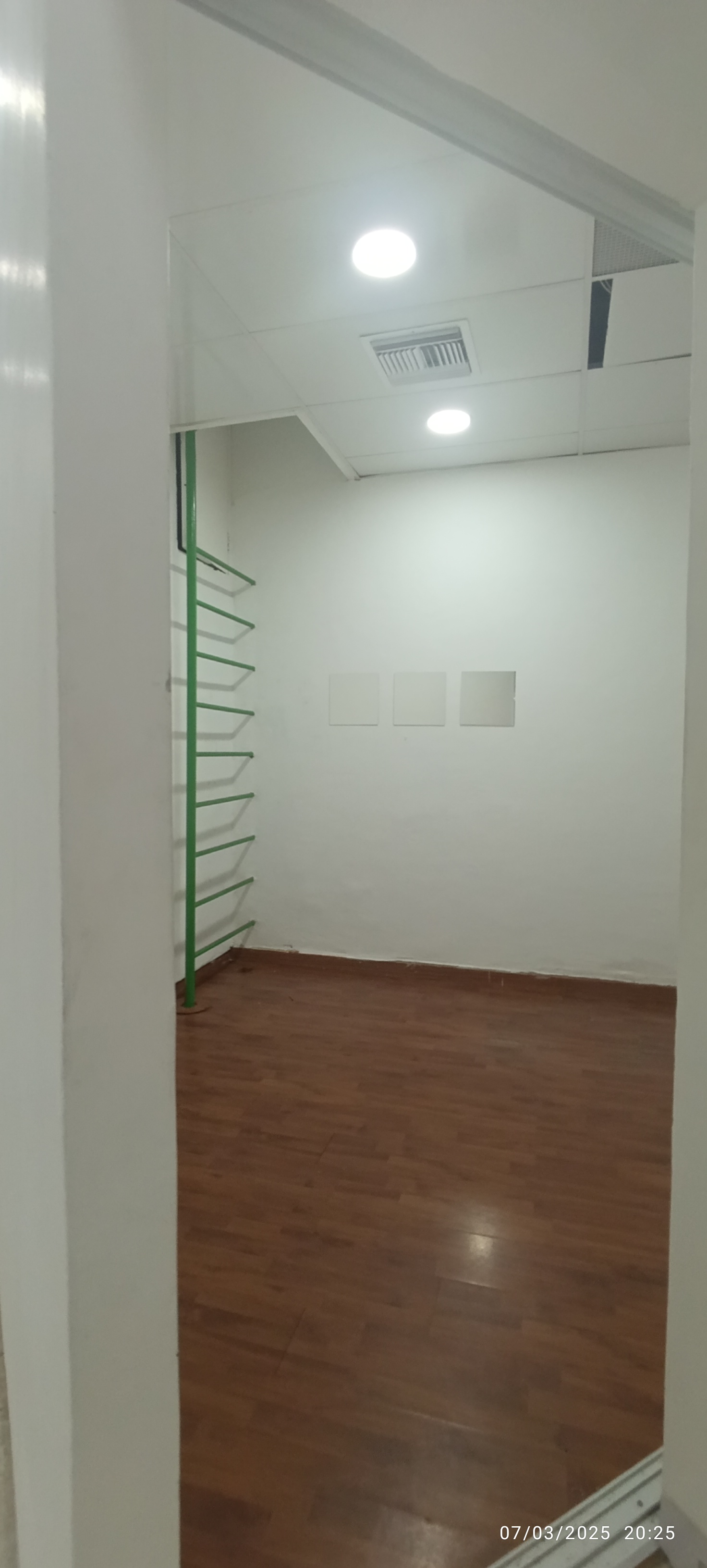 apartamentos - Plaza comercial excelente para Oficina o negocio, varios parqueos, 130 mts . 5