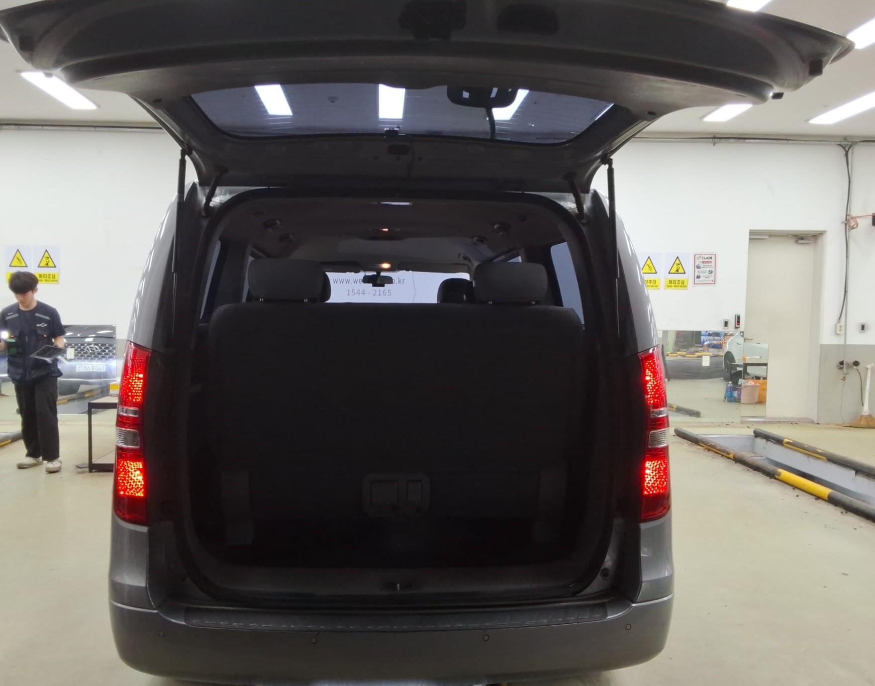 jeepetas y camionetas - HYUNDAI GRAND STAREX 2019 GRIS DIESEL 4