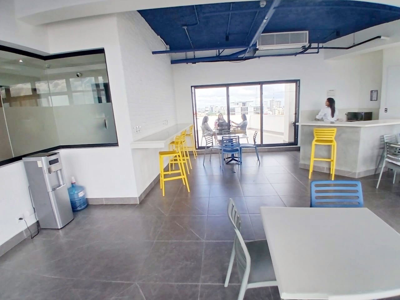 oficinas y locales comerciales - Local céntrico en Evaristo morales  2