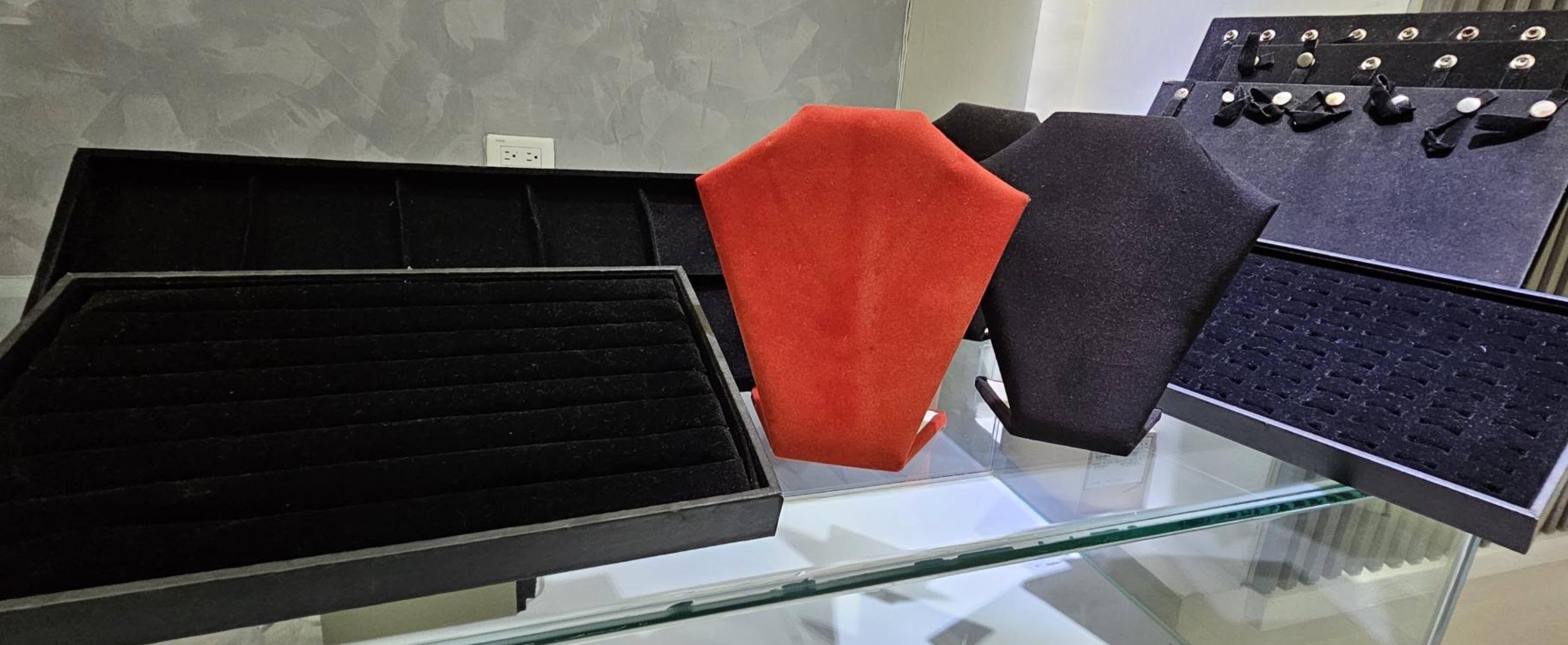 equipos profesionales - EXHIBIDORES DE PRENDAS NEGROS y ROJOS en ESPECIAL 