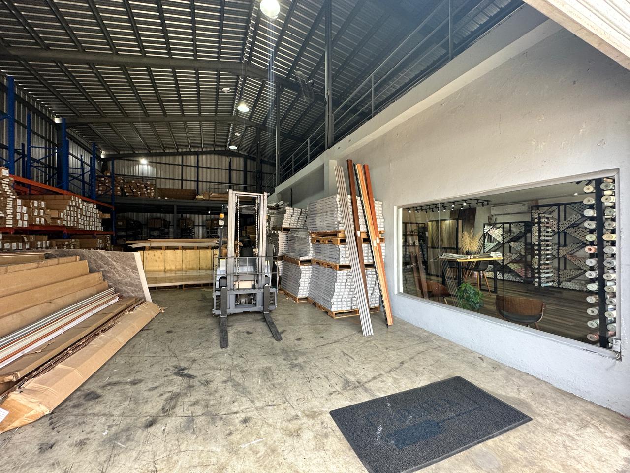 oficinas y locales comerciales - Alquilo Nave 638 mts en Manoguayabo, Carretera Vieja 4