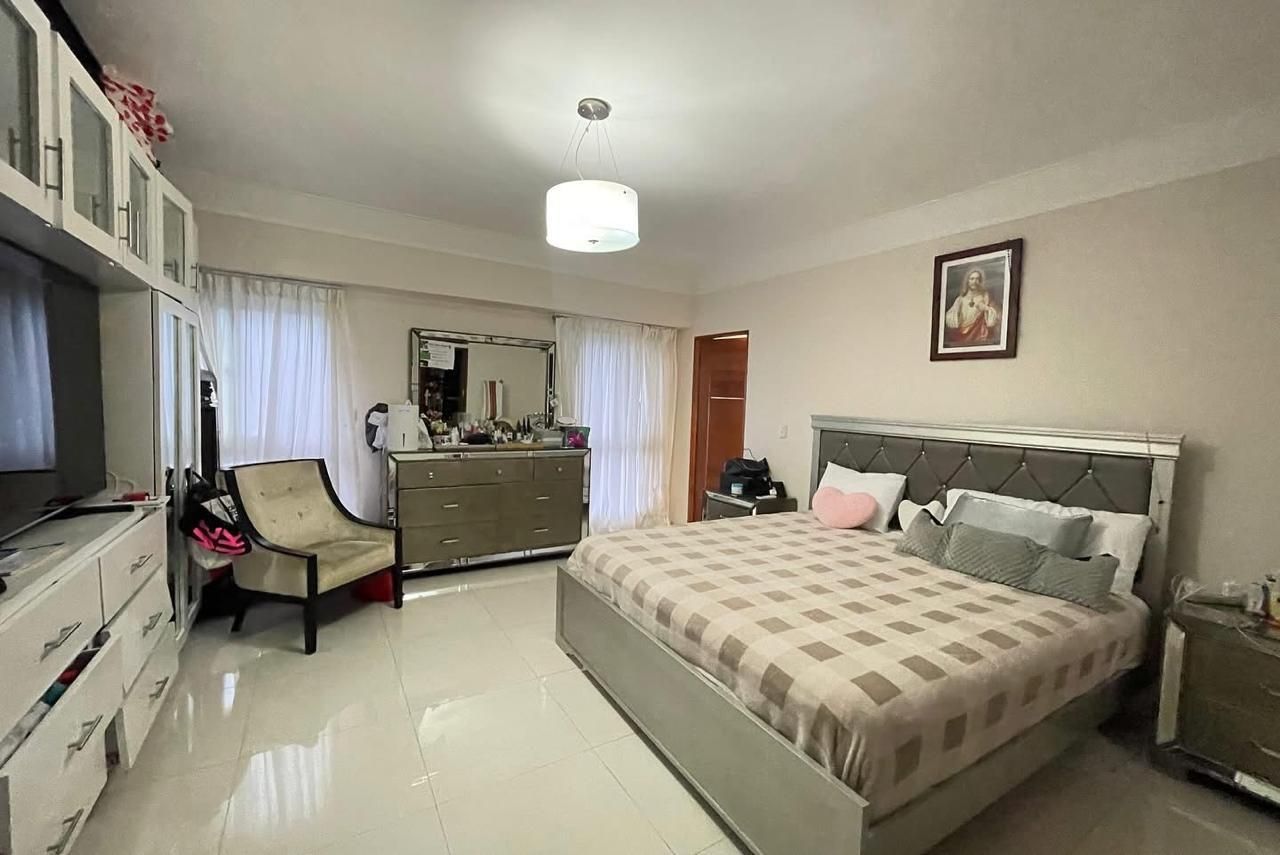 apartamentos - Venta de amplio apartamento ubicado en Serralles 7