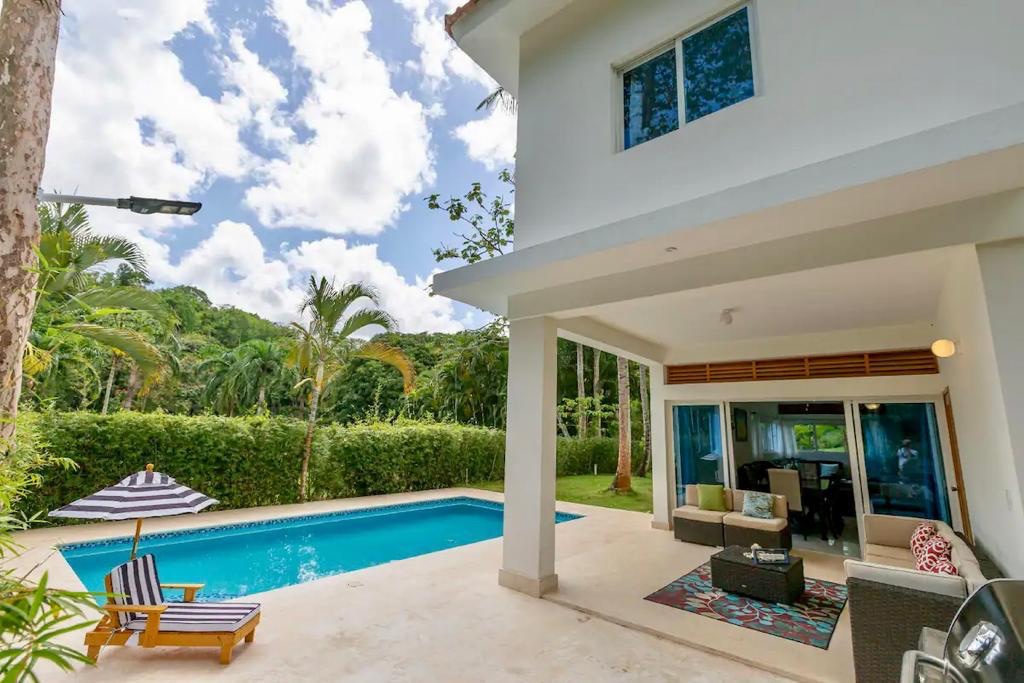 casas vacacionales y villas - Venta de Villa en samana las terrenas con piscina con 947mts zona turística  9