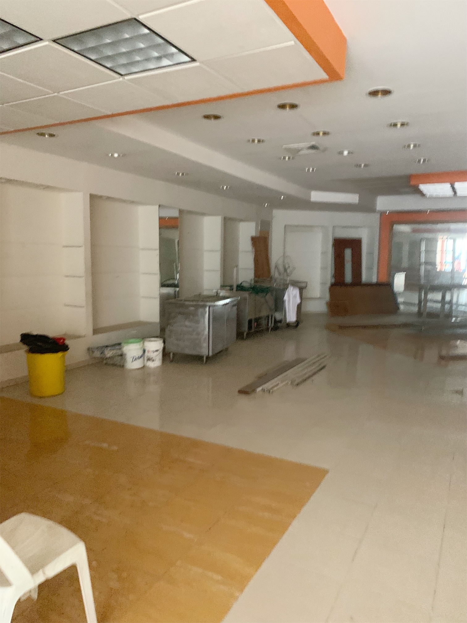 oficinas y locales comerciales - Local amplio en zona colonial 3