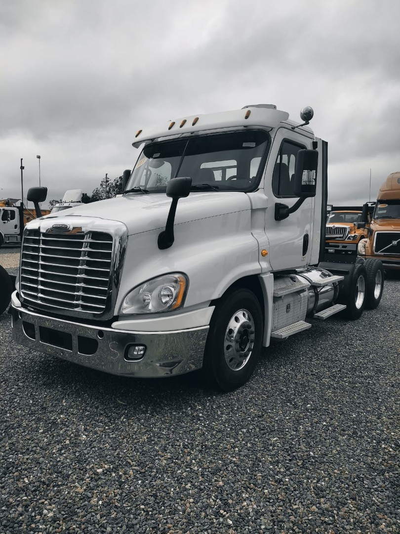 camiones y vehiculos pesados - FREIGHTLINER CASCADIA año 2013 0