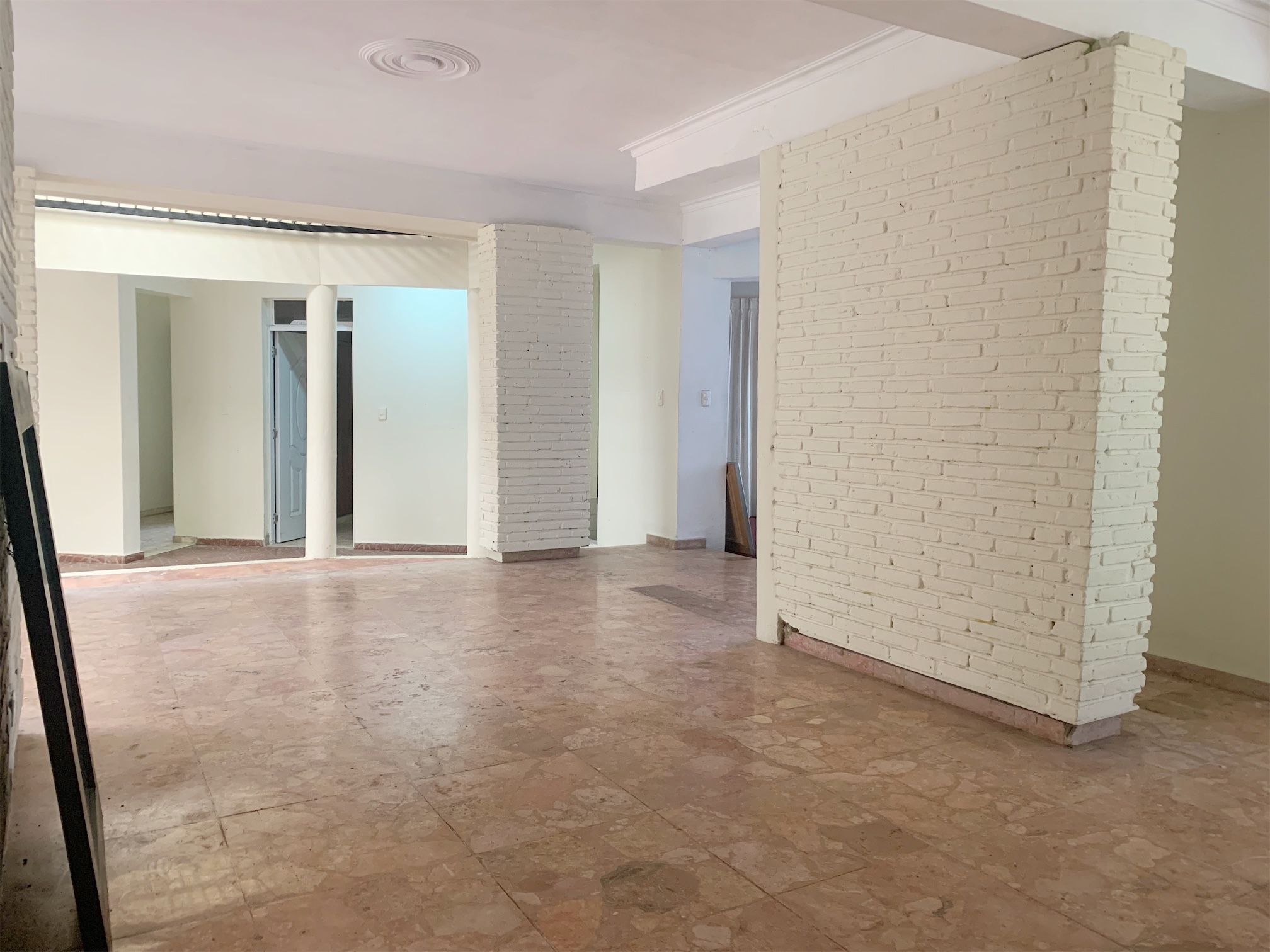 oficinas y locales comerciales - De oportunidad casa con fines comerciales o de vivienda 2