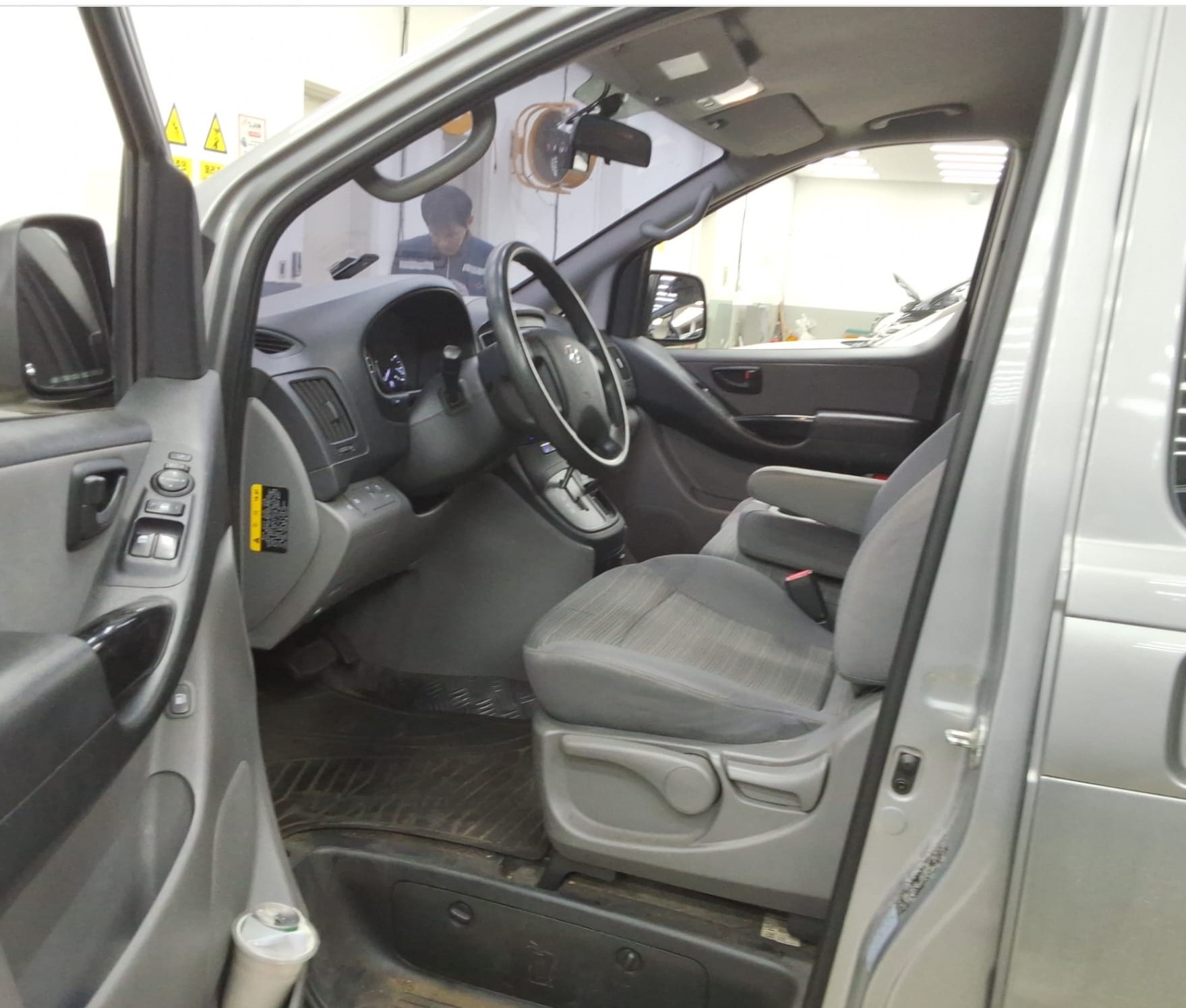 jeepetas y camionetas - HYUNDAI GRAND STAREX 2019 GRIS DIESEL 5