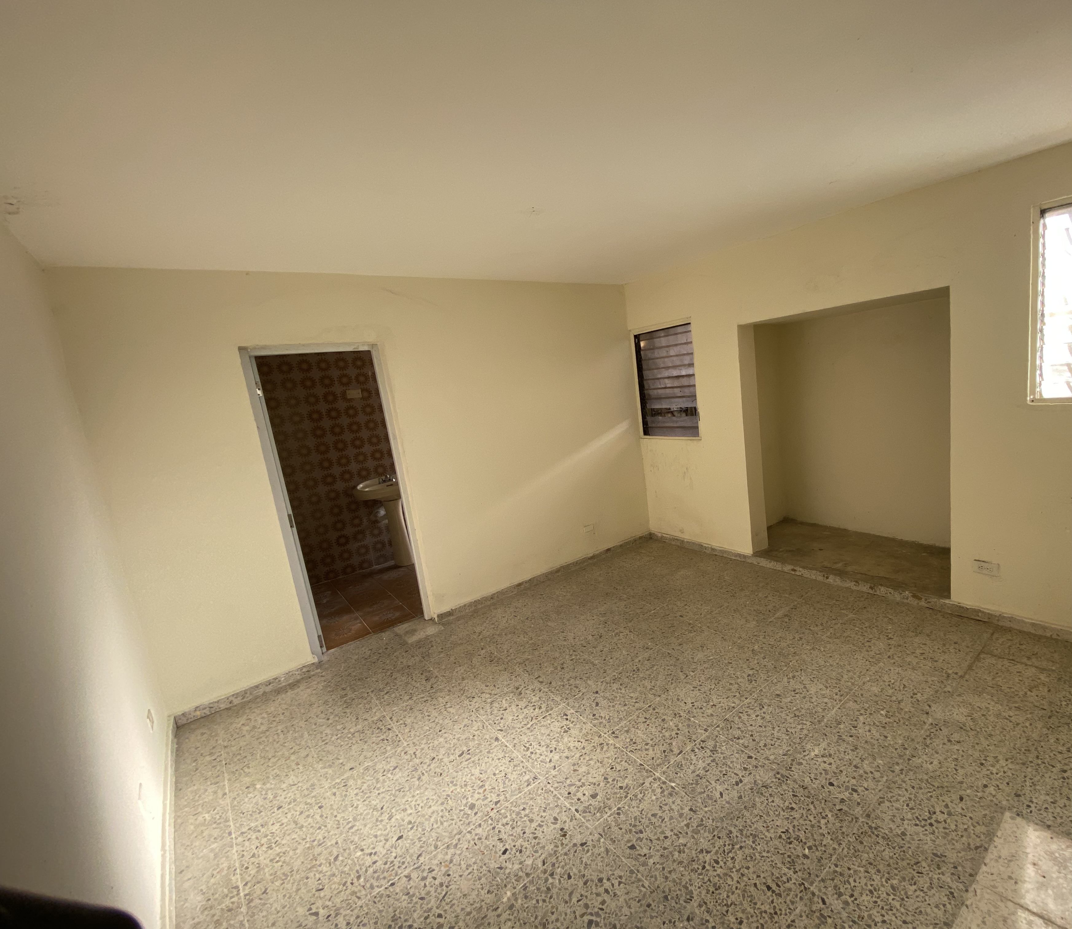 oficinas y locales comerciales - Local céntrico en Evaristo  8