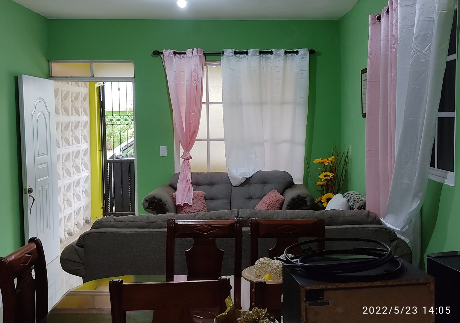 casas - Se vende casa de dos niveles en Bayaguana.
En excelente barrio (Los Cocos)