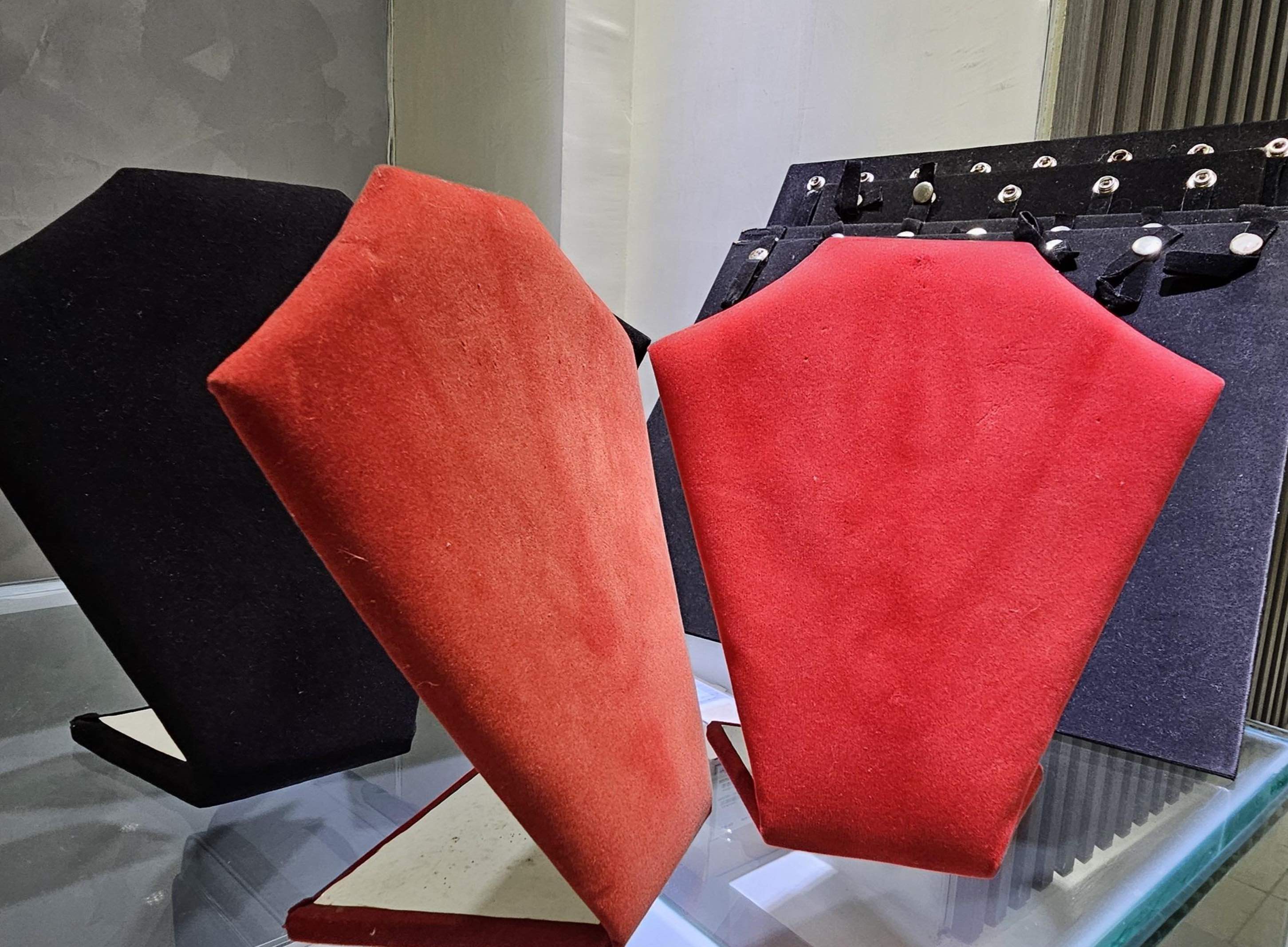 equipos profesionales - EXHIBIDORES DE PRENDAS NEGROS y ROJOS en ESPECIAL  1