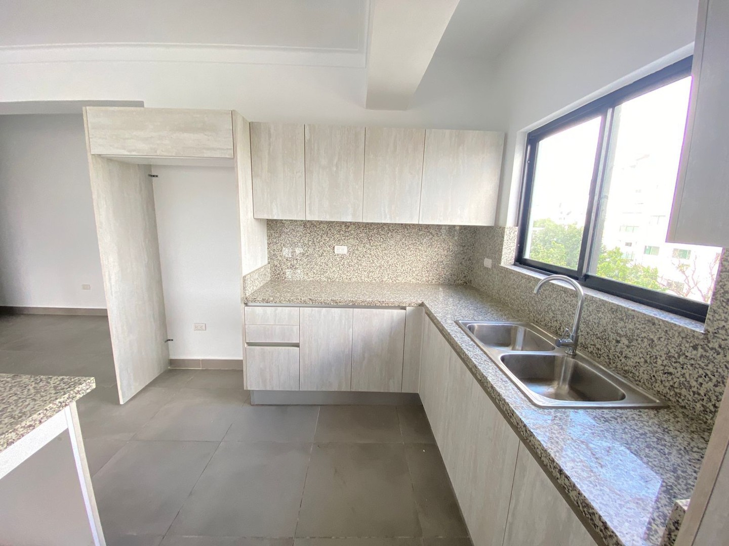 apartamentos - Renacimiento Alquiler Amplio apartamento en una zona muy tranquila y segura. 2