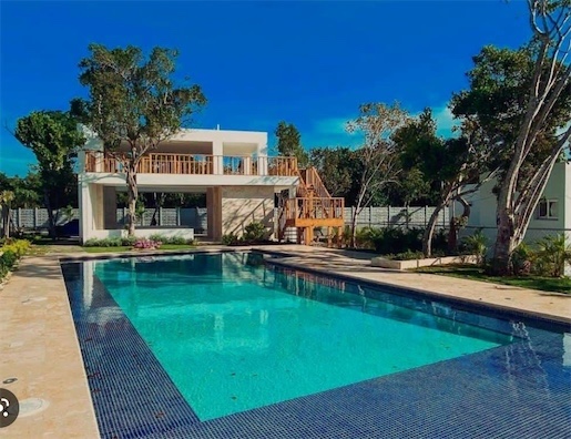 casas vacacionales y villas - Venta de Villa lujosa con piscina en punta cana zona turística