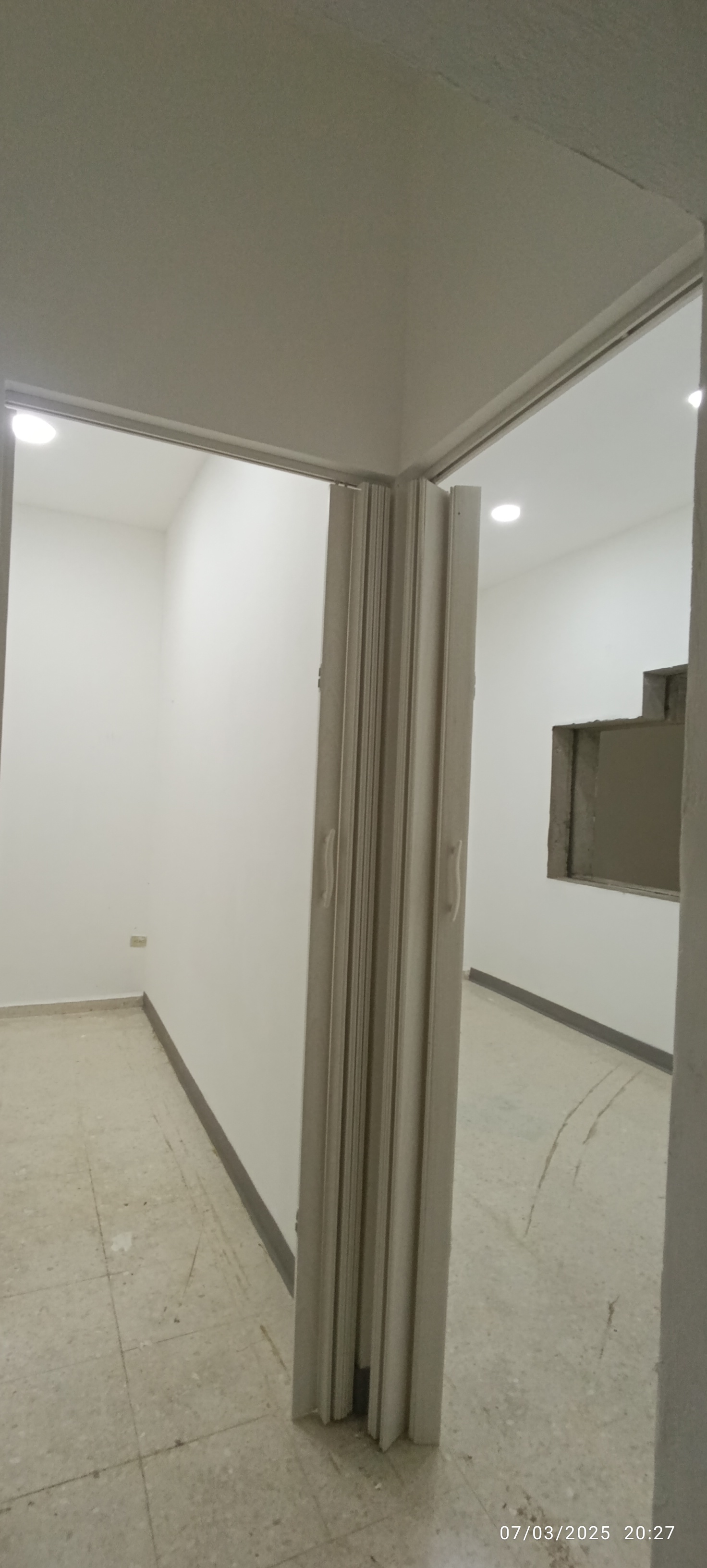 apartamentos - Plaza comercial excelente para Oficina o negocio, varios parqueos, 130 mts . 8