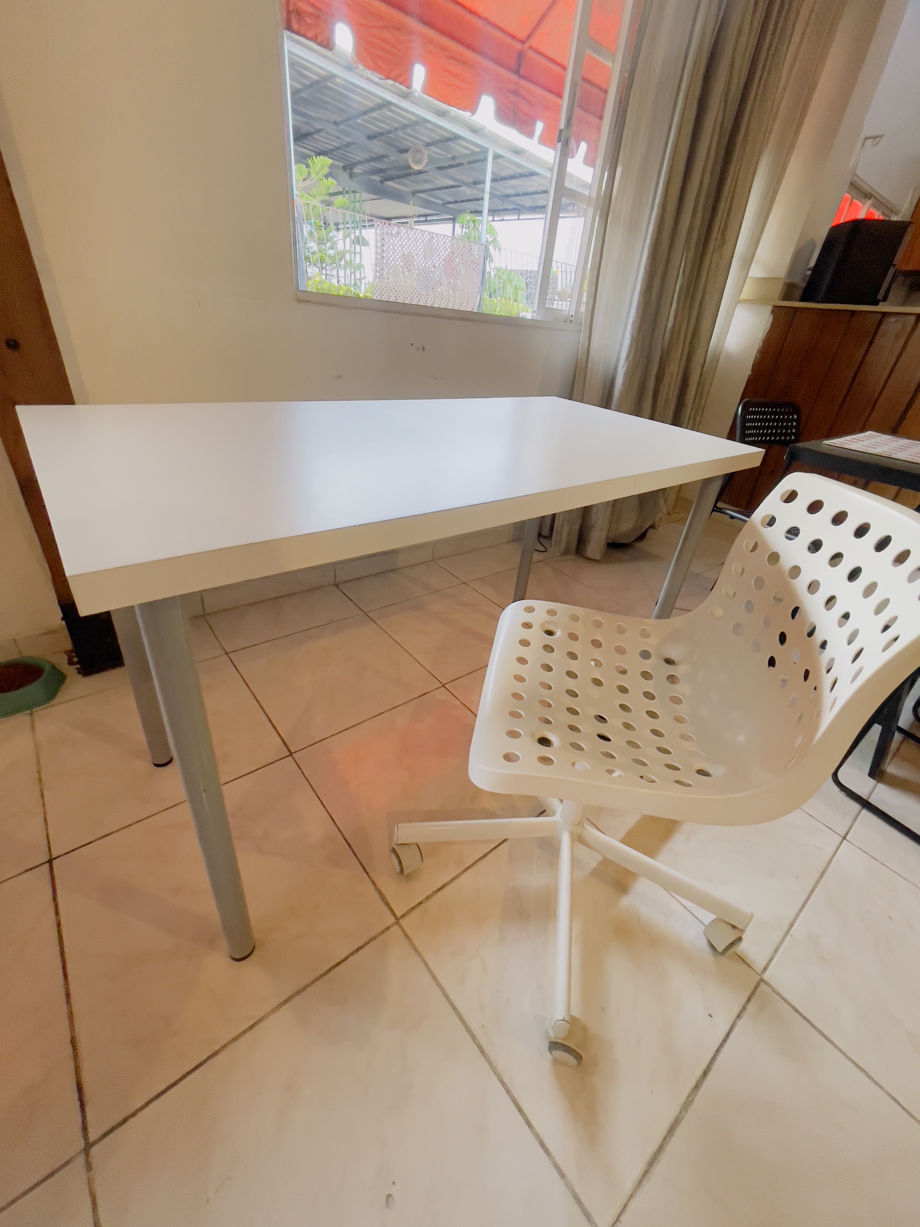 muebles y colchones - Escritorio mesa  y silla de IKEA blanca  0