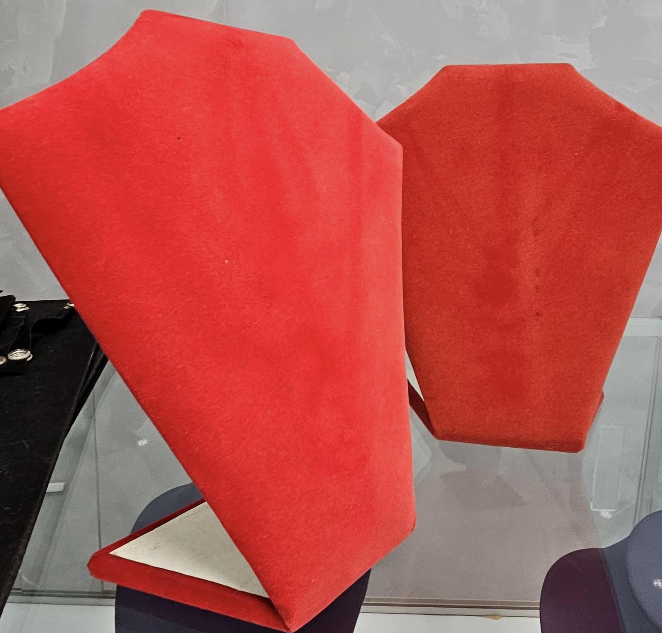 equipos profesionales - EXHIBIDORES DE PRENDAS NEGROS y ROJOS en ESPECIAL  2
