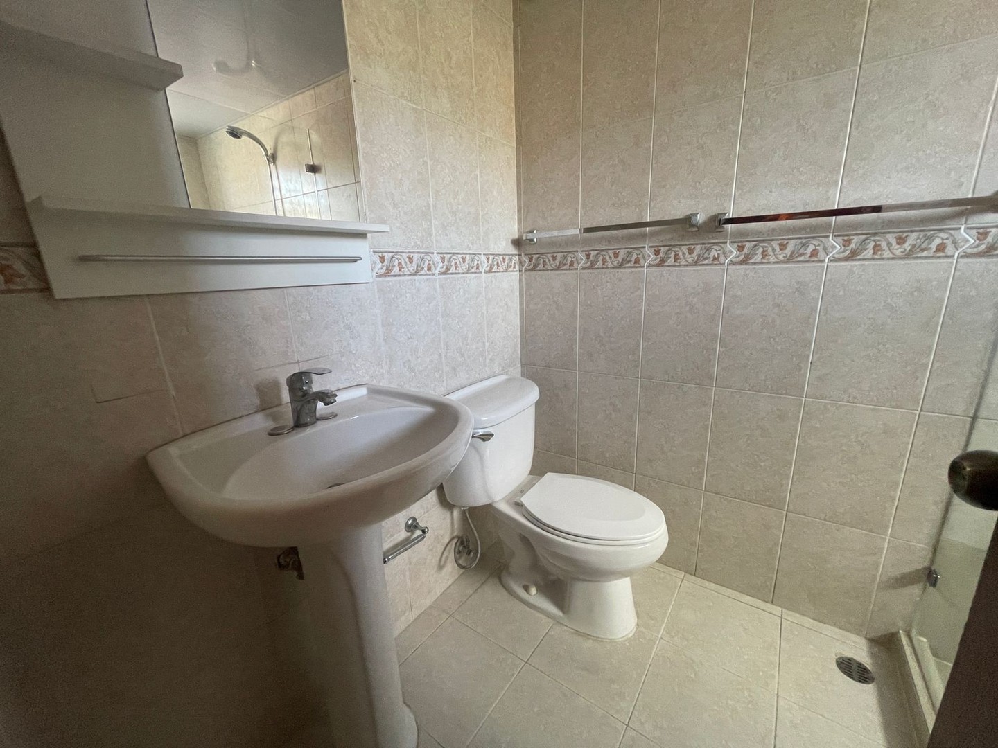 apartamentos - Alquilo apartamento clásico de 
113 mts2, piso 2: Arroyo Hondo
 8