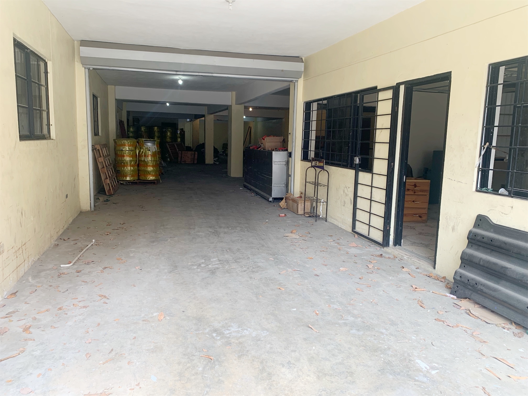oficinas y locales comerciales - Local céntrico y amplio  9
